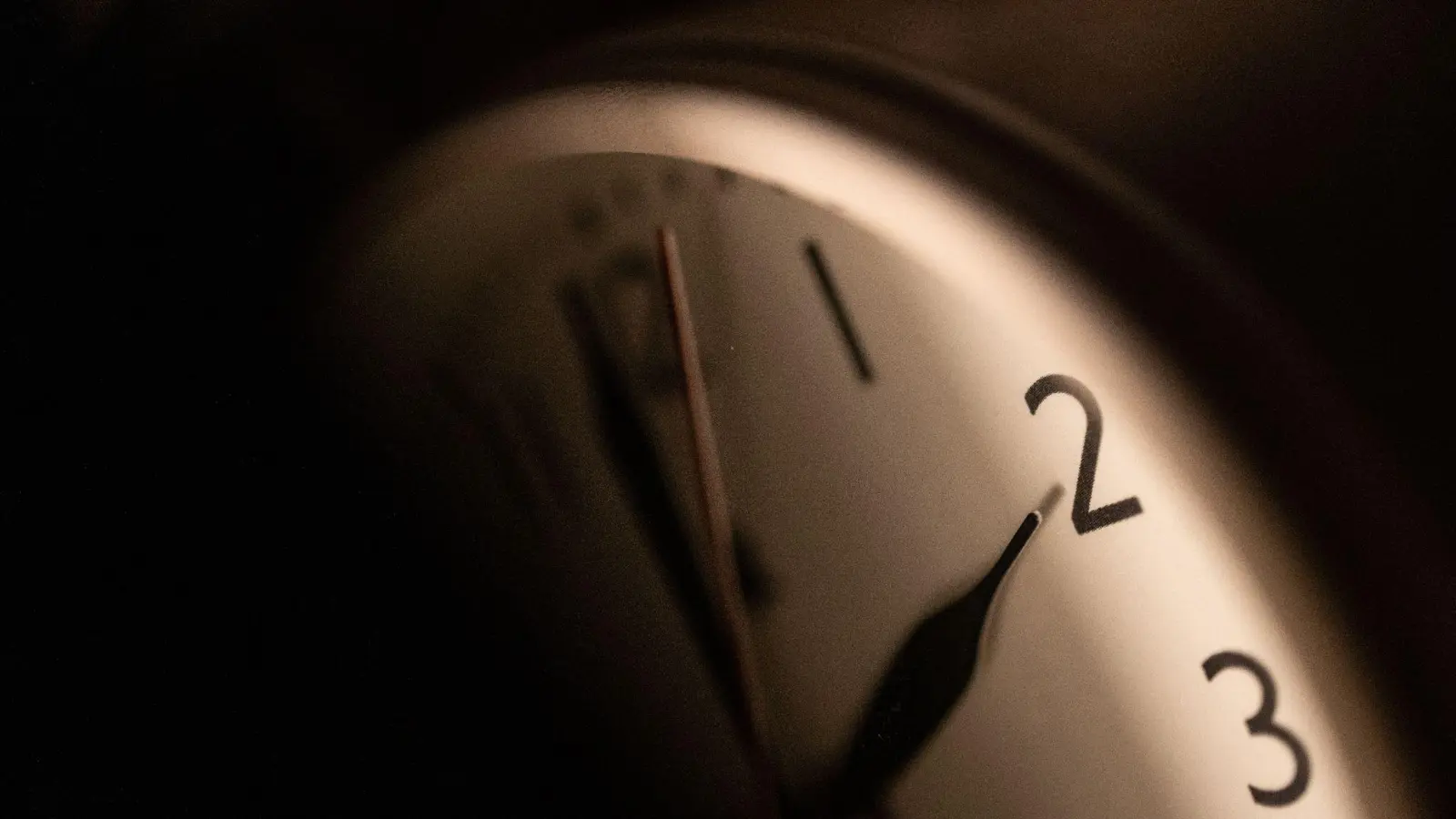 In der Nacht vom 30. auf den 31. März werden die Uhren von 2 Uhr auf 3 Uhr nach vorne gedreht. Abends bleibt es dann länger hell. (Bild: Marijan Murat/dpa)