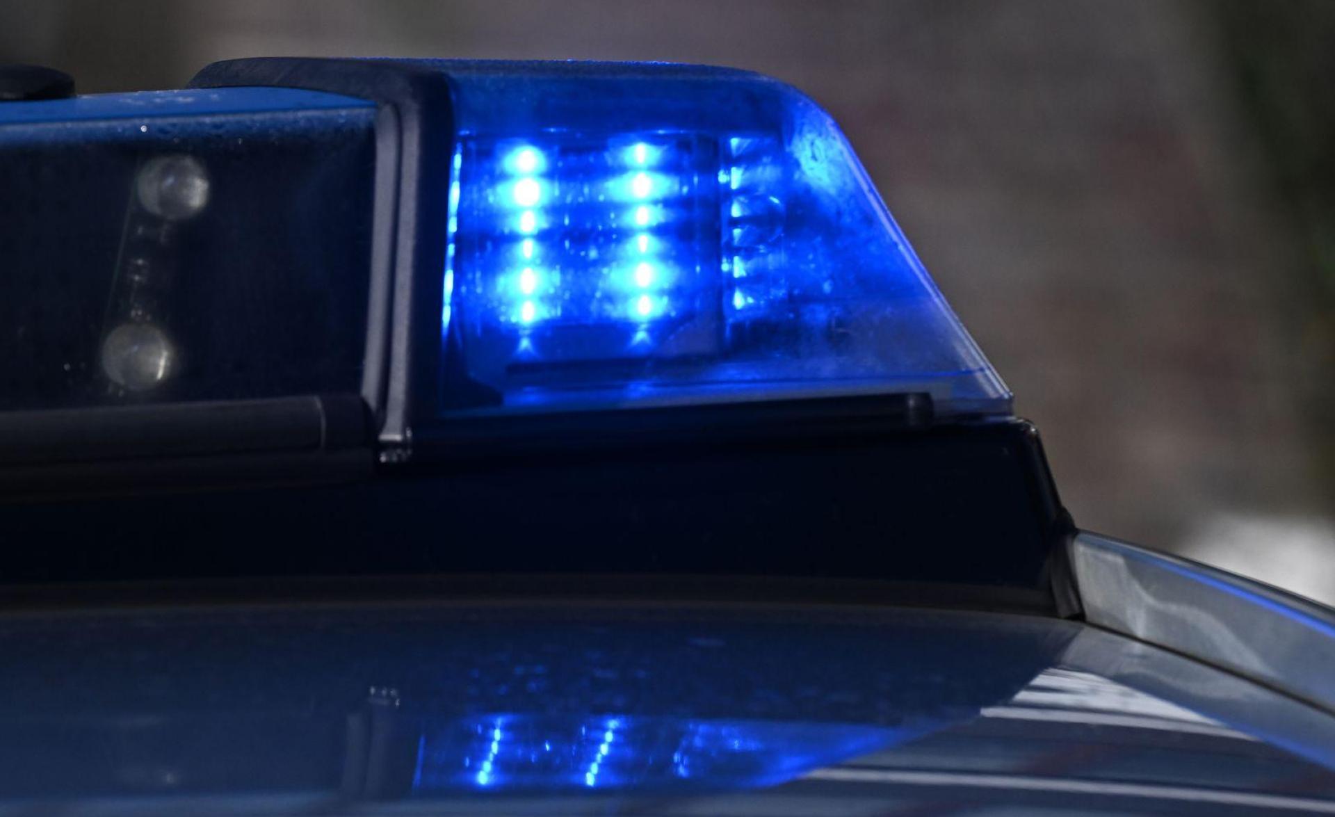 Die Polizei beschäftigt eine Unfallflucht, die sich in Grafenwöhr zutrug. (Symbolbild: Bernd Weißbrod/dpa)