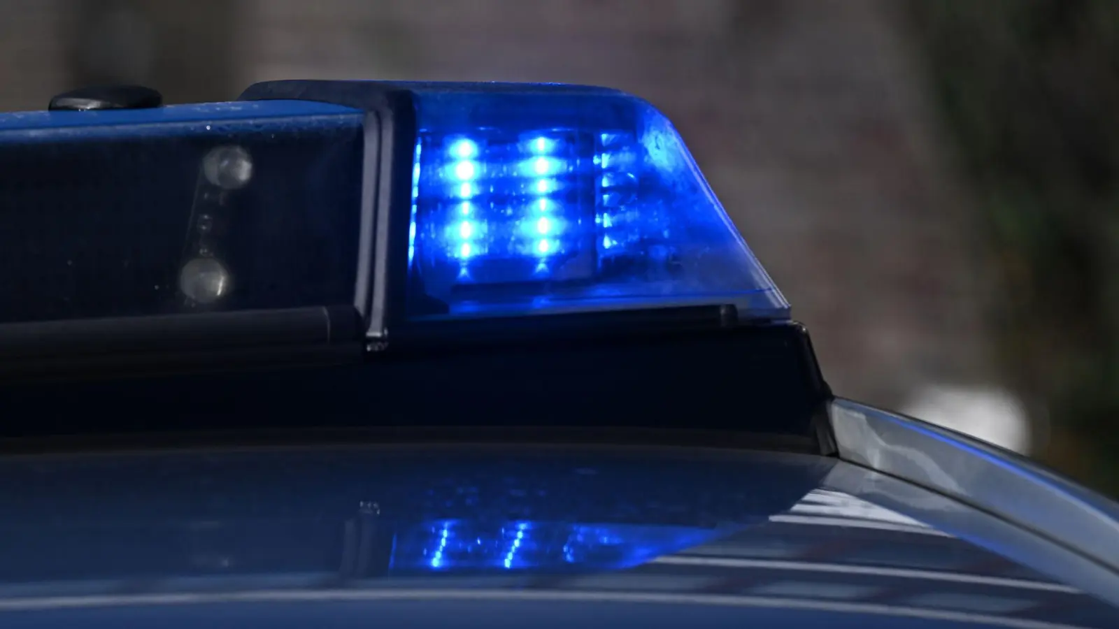 Die Polizei beschäftigt eine Unfallflucht, die sich in Grafenwöhr zutrug. (Symbolbild: Bernd Weißbrod/dpa)