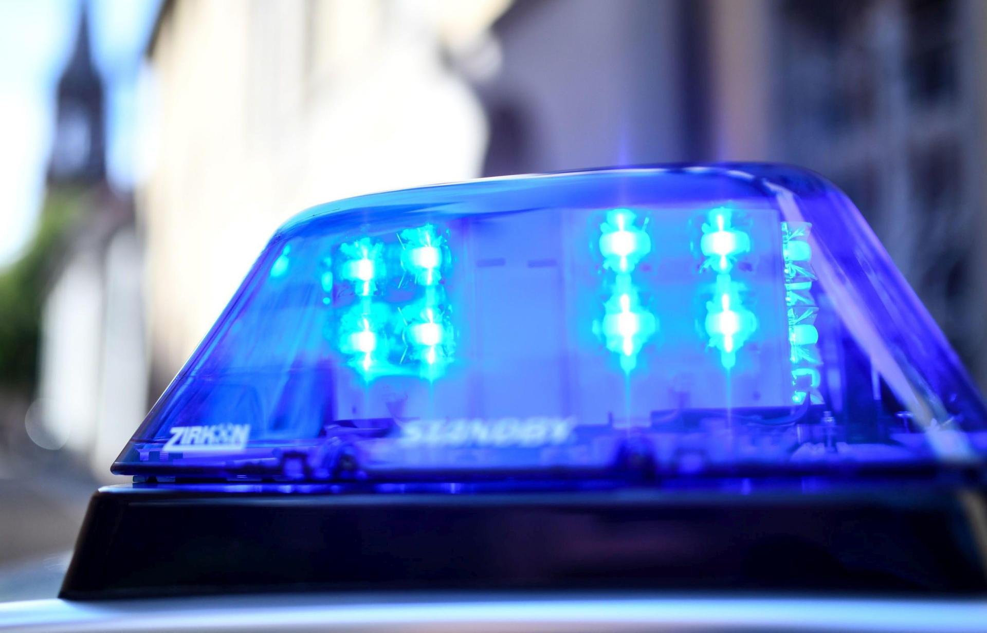 Ein Alkoholtest stoppt die nächtliche Fahrt eines 30-Jährigen in Floß. (Symbolbild: Patrick Seeger/dpa)