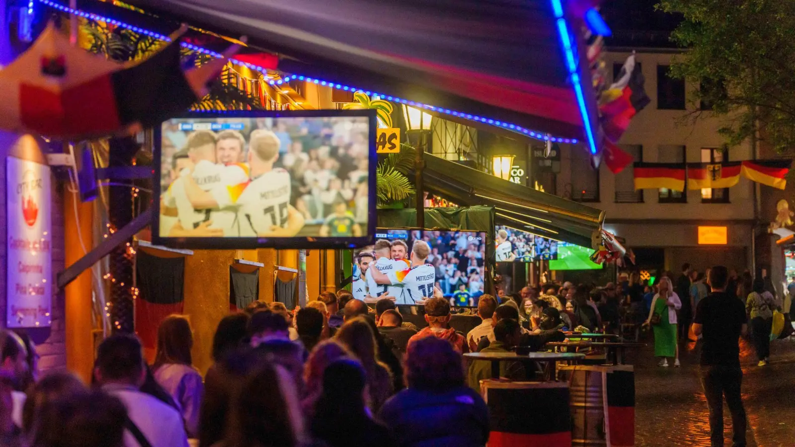 Werden wieder viele Menschen die Spiele in großen Gruppen schauen? (Archivbild: Andreas Arnold/dpa)