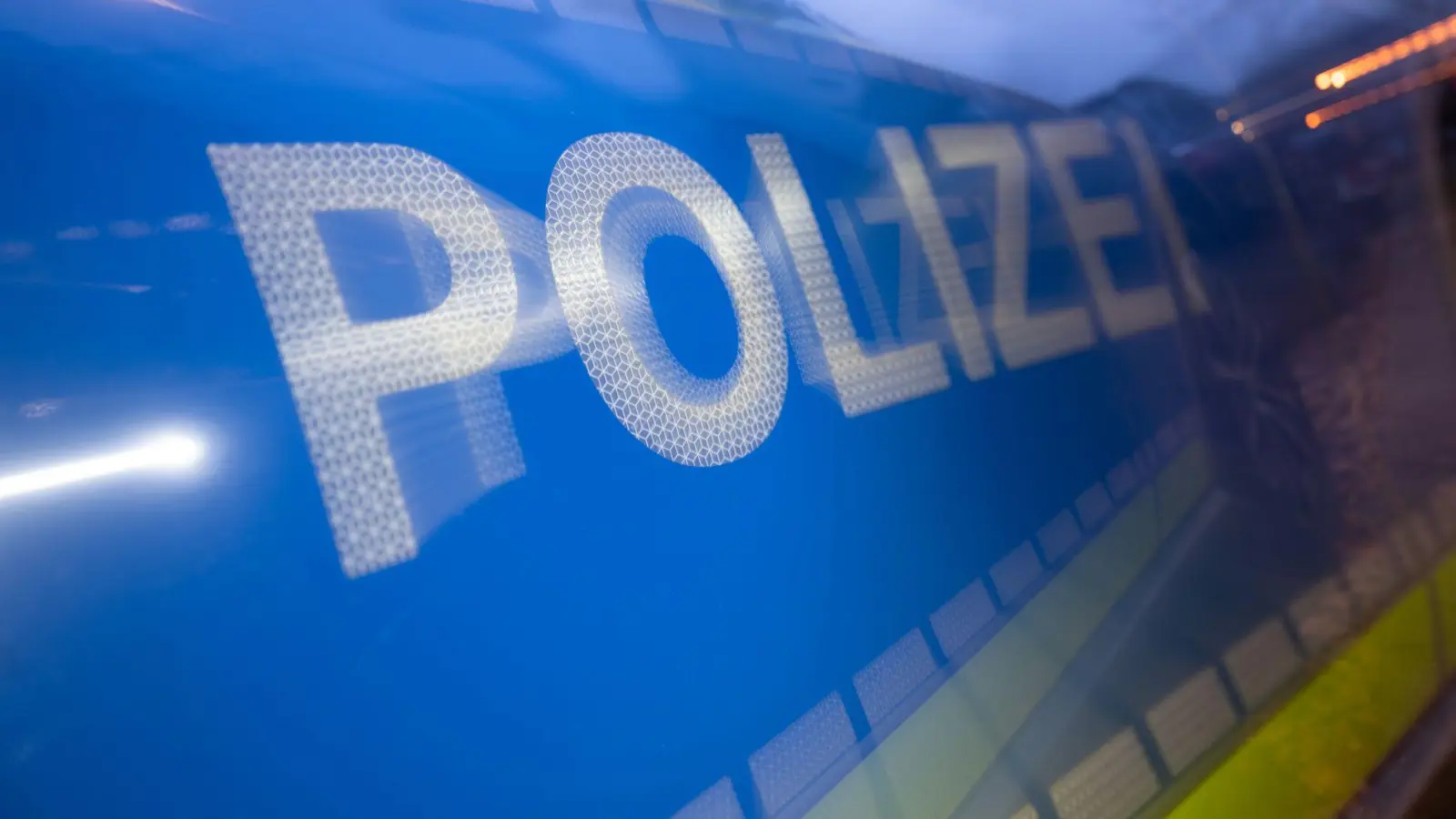 Bei einem Unfall in der Frauenrichterstraße in Weiden wurden laut Polizei zwei 16-Jährige leicht verletzt. (Symbolbild: Marijan Murat/dpa)