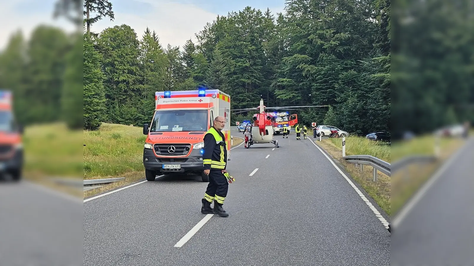 Auf der Staatsstraße zwischen Gehenhammer und Waldkirch verunglückte am Dienstagabend ein 26-jähriger Motorradfahrer schwer. Er kam mit dem Rettungshubschrauber in das Klinikum Weiden. (Bild: Feuerwehr Waldkirch/exb)