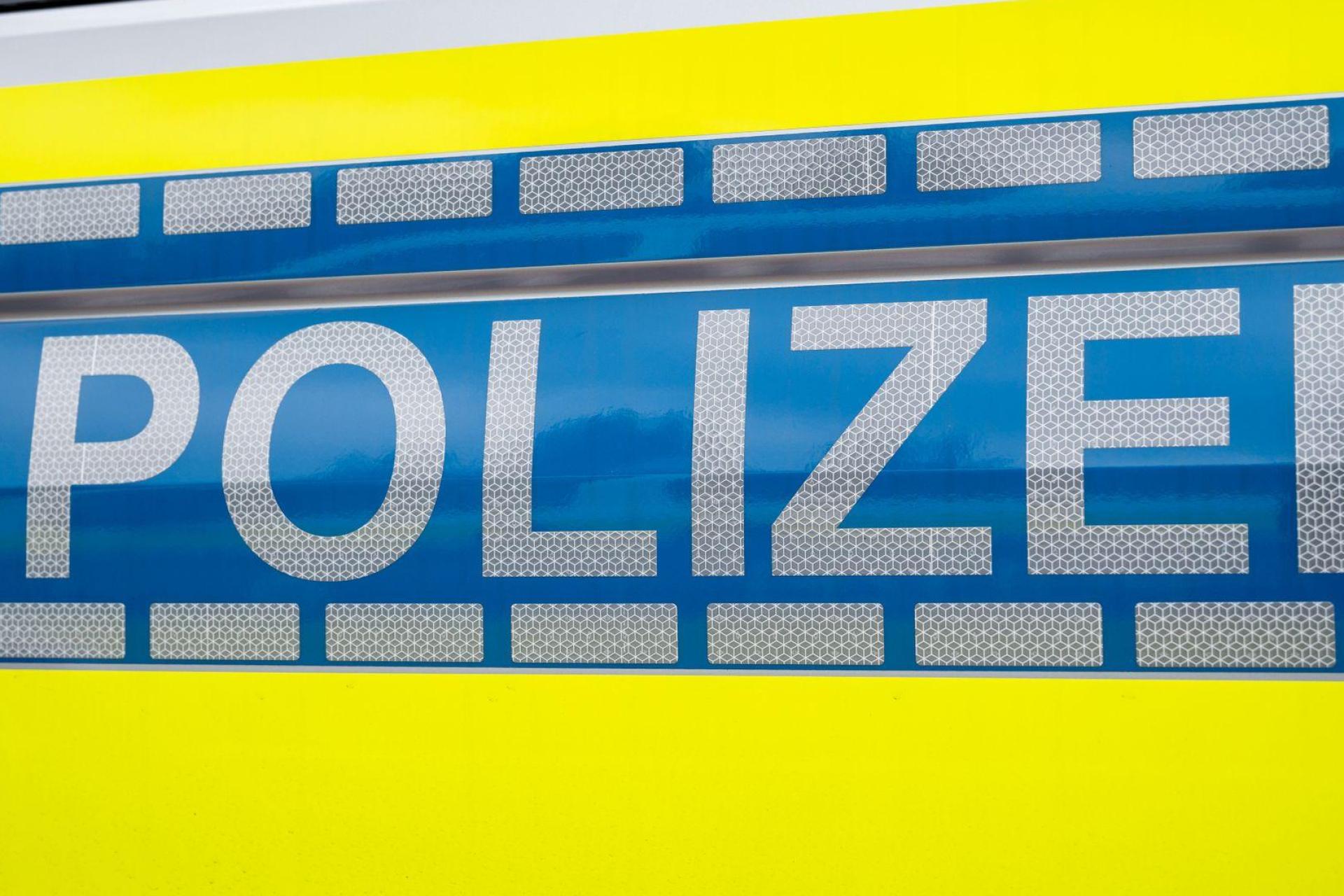 Ein Unbekannter stahl einen Staubsauger in Weiden, ließ die Beute jedoch fallen und flüchtete. (Symbolbild: Daniel Vogl/dpa)