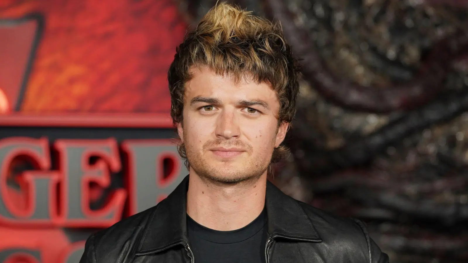 Joe Keery alias Djo landet mit seinem Song „End Of Beginning“ auf Platz 3 (Archivbild). (Bild: Jordan Strauss/Invision/AP/dpa)