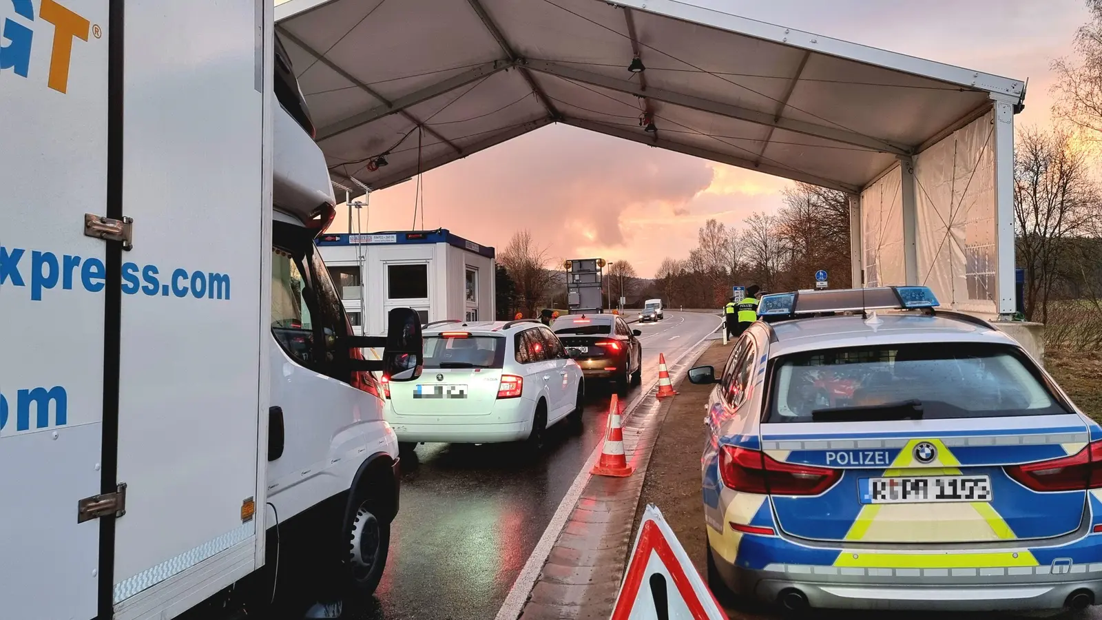 Bei Kontrollen an der A6 konnten Fahnder der Bundespolizei Waidhaus vier Männer aufgreifen, die per Haftbefehl gesucht wurden. (Symbolbild: Schwab, Mareike)