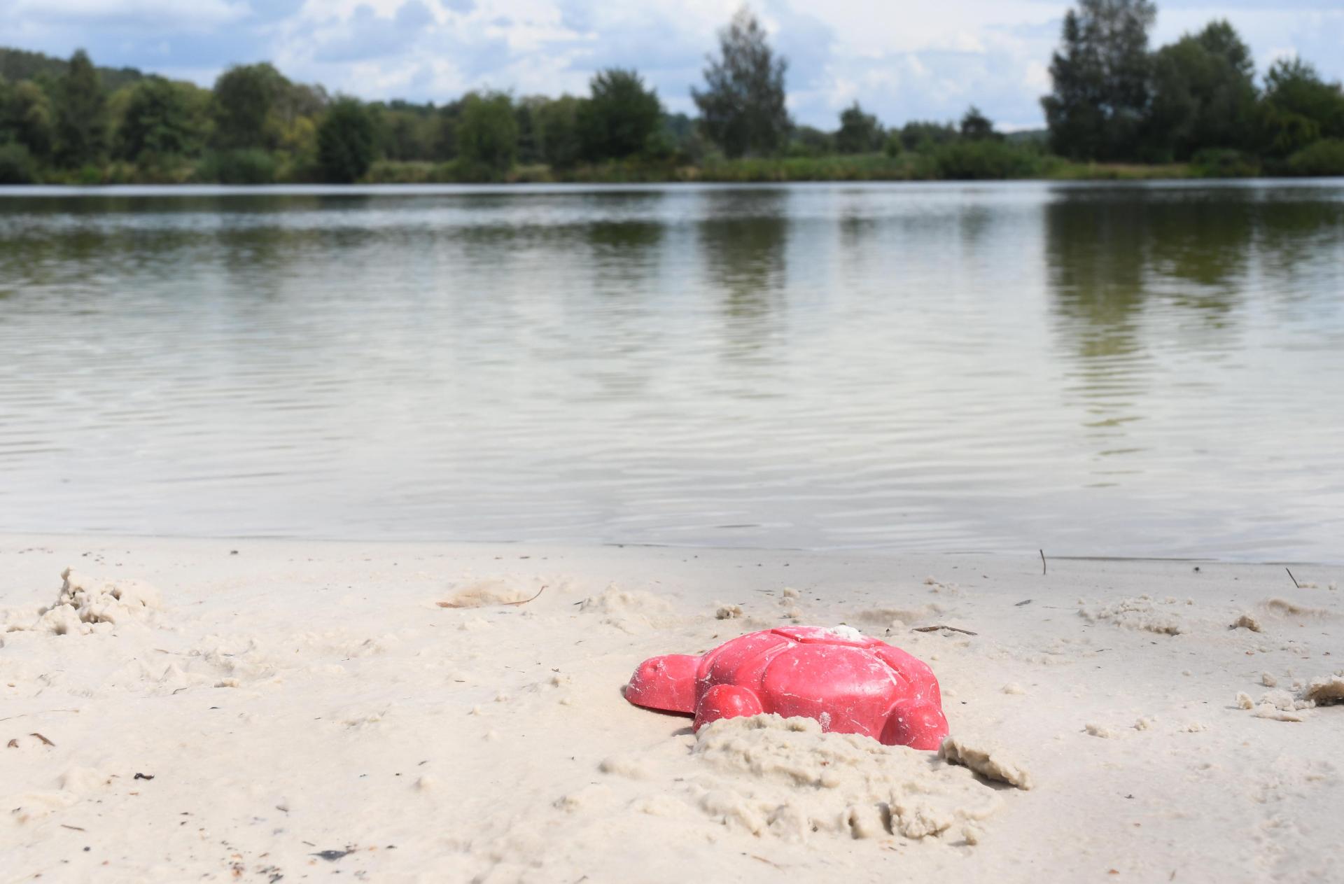 Zwei 14-jährige Jungen werden am Sonntagabend an einem Baggerweiher in Weiherhammer von einem Exhibitionisten belästigt.  (Symbolbild: Gabi Schönberger)