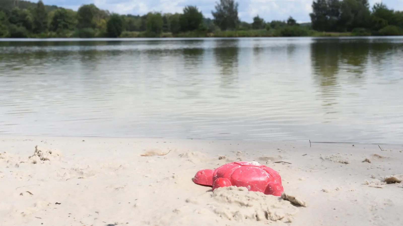 Zwei 14-jährige Jungen werden am Sonntagabend an einem Baggerweiher in Weiherhammer von einem Exhibitionisten belästigt.  (Symbolbild: Gabi Schönberger)
