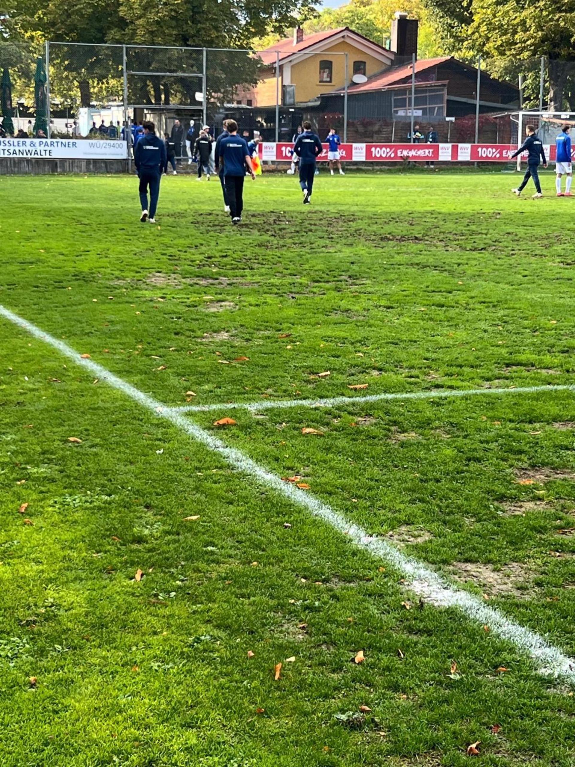 Bereits beim Warmlaufen wurde deutlich: Der Platz auf der Würzburger Sepp-Endres-Anlage ist nicht bayernliga-tauglich. (Bild: Hügel)