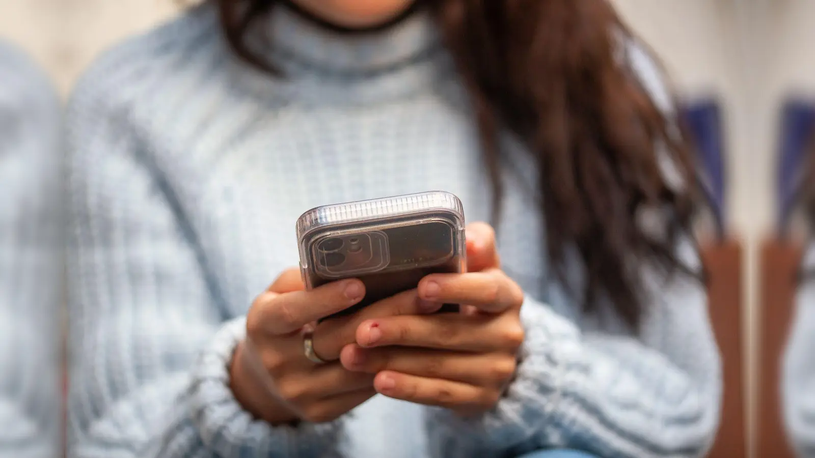 Jugendliche verbringen nach einem Rückgang in den Jahren nach der Corona-Pandemie wieder mehr Zeit im Internet. (Bild: Fernando Gutierrez-Juarez/dpa)