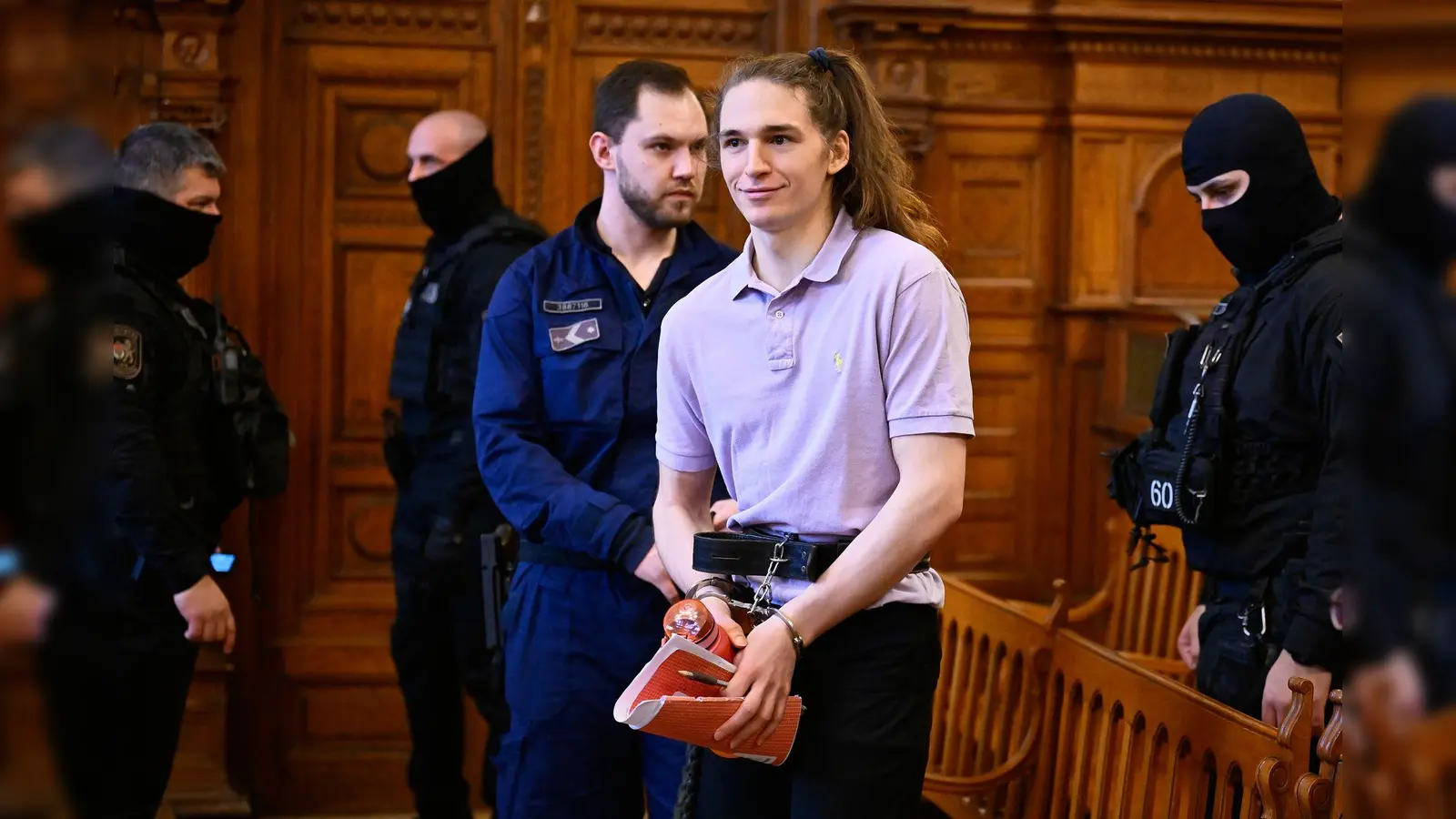 Ein Gericht in Budapest verurteilte die deutsche non-binäre Person Maja T. (2.v.r.) zu acht Jahren Gefängnis.  (Bild: Denes Erdos/AP/dpa)