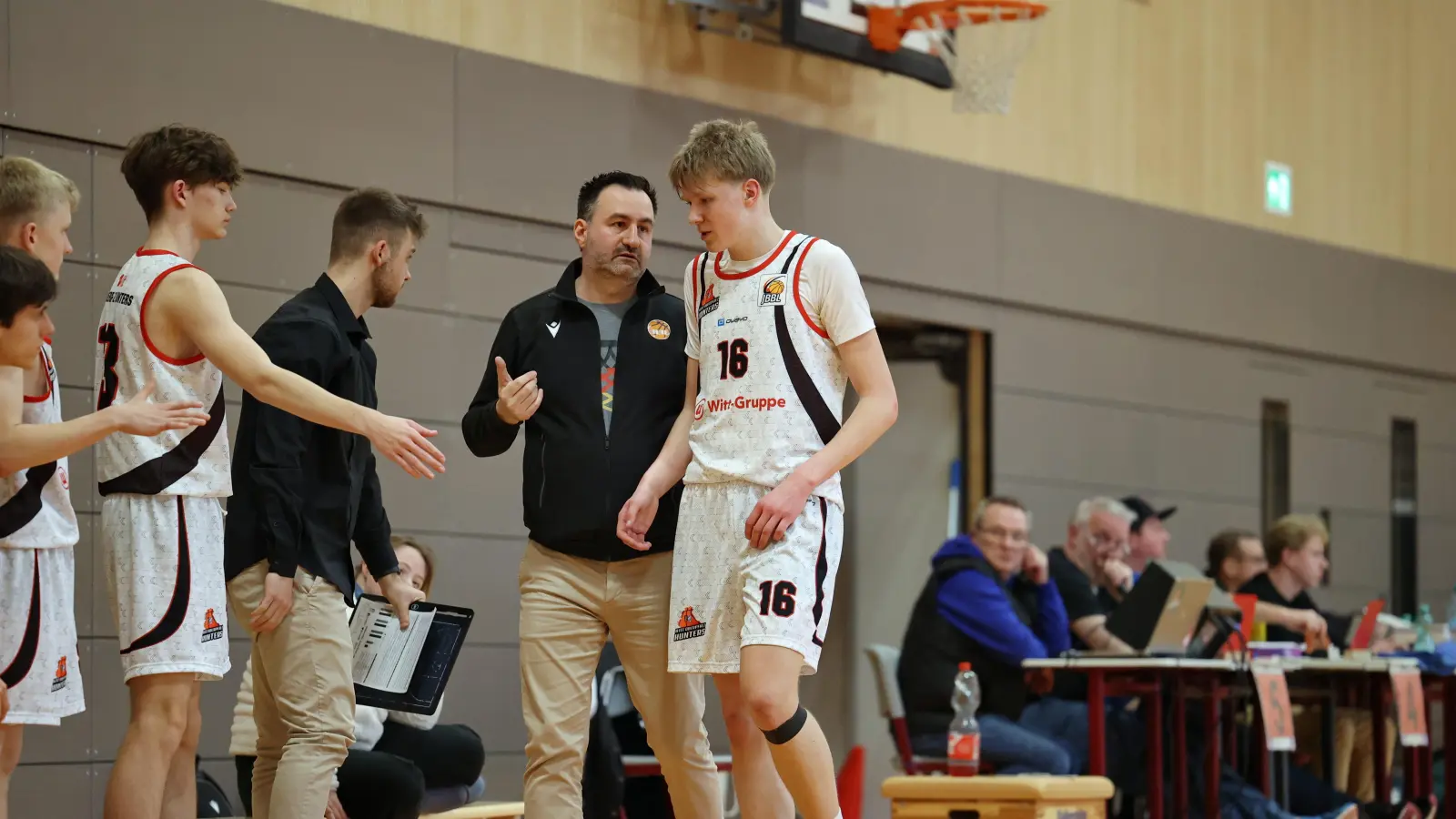  Trainer Gabriel Ionescu (Zweiter von rechts) gibt Paul Kreutzmeier Anweisungen. Die Hunters empfangen das Team aus Weiterstadt. (Bild: Dieter Jäschke)