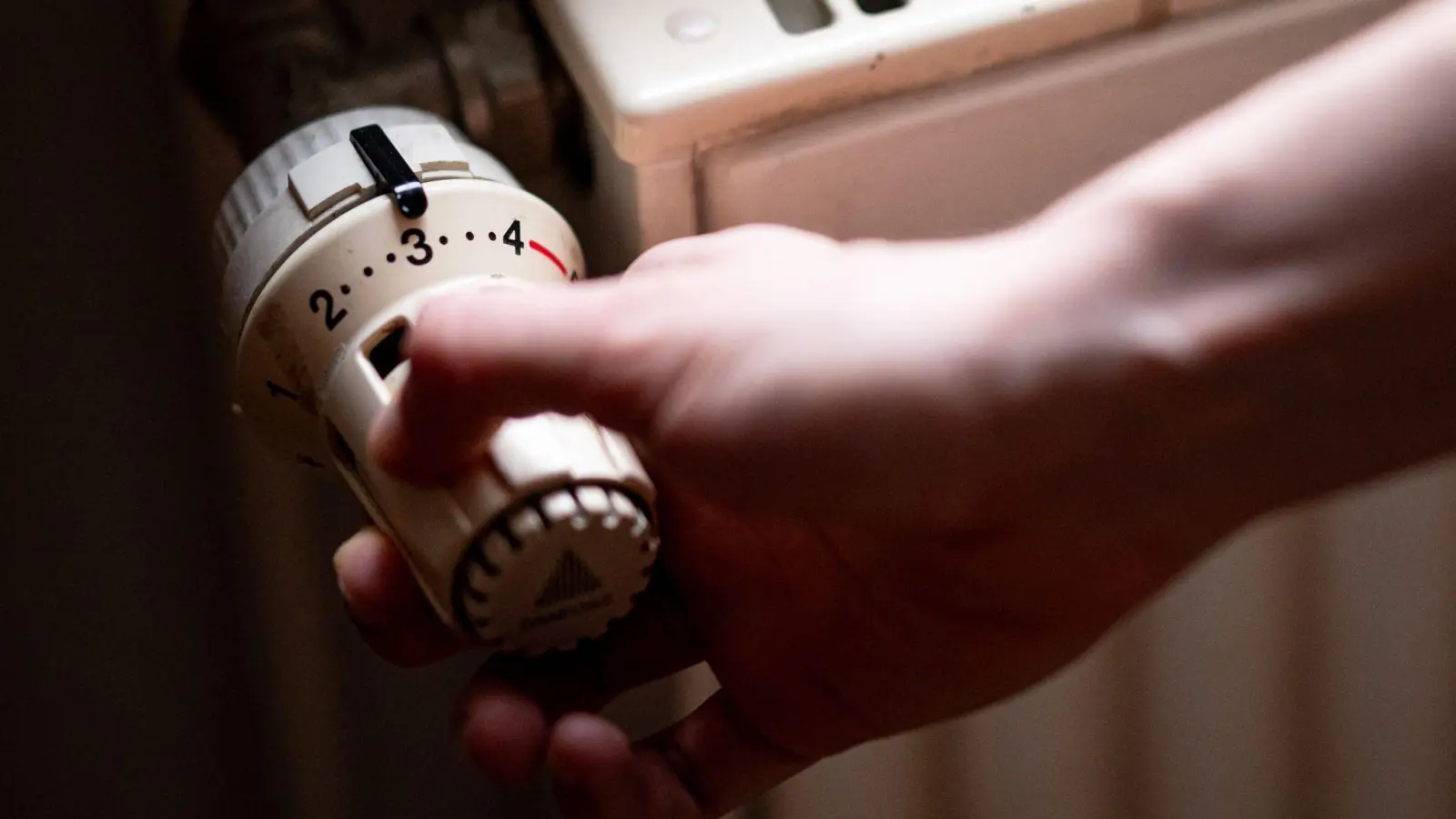 Wegen der eisigen Kälte und einer Störung an der Heizungsanlage fällt an einer Schule im Nürnberger Land der Präsenzunterricht teilweise aus. (Symbolbild) (Bild: Fabian Sommer/dpa)