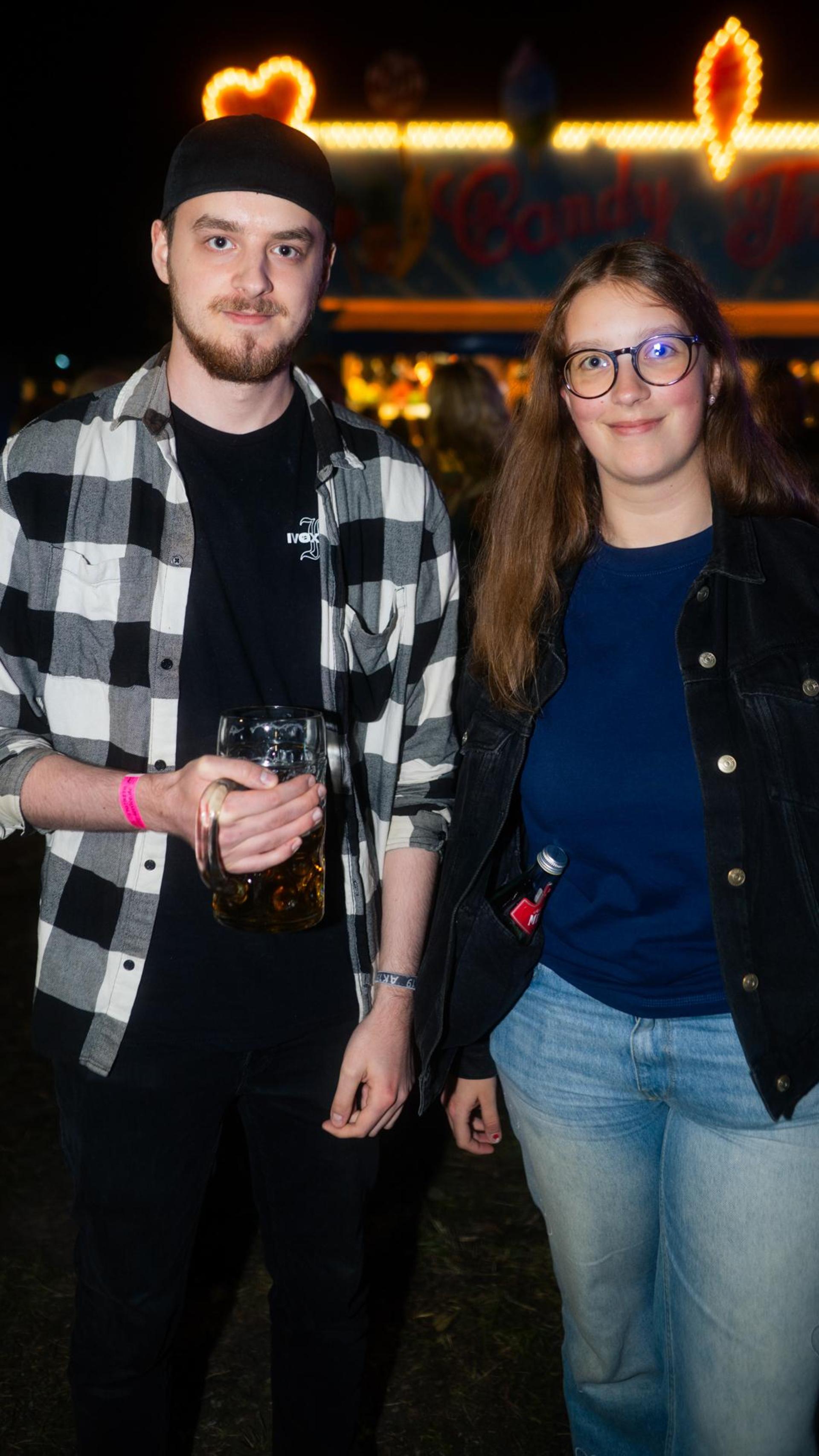 Die Quertreiber rocken am Samstagabend das Festzelt bei der Kirwa in Wernberg.  (Bild: Hannes Stock)