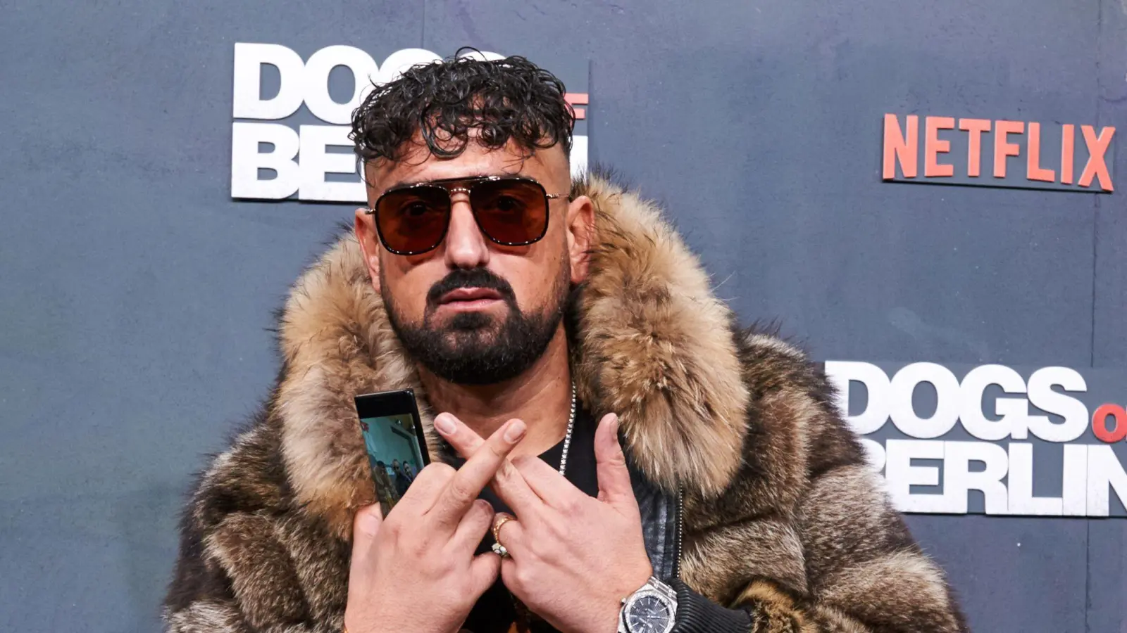 Rapper Aykut Anhan - alias Haftbefehl - muss Konzerte absagen. (Archivbild) (Bild: Annette Riedl/dpa)