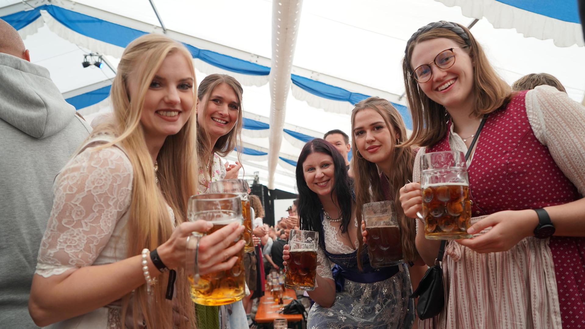 Der Frühschoppen auf der Flosser Kirwa 2024. (Bild: mcl)