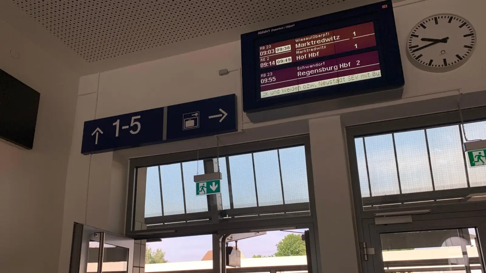 Am Mittwochmorgen zeigte die Anzeige am Bahnhof in Weiden eine ganze Menge Verspätungen an. (Archivbild: Gabi Schönberger)