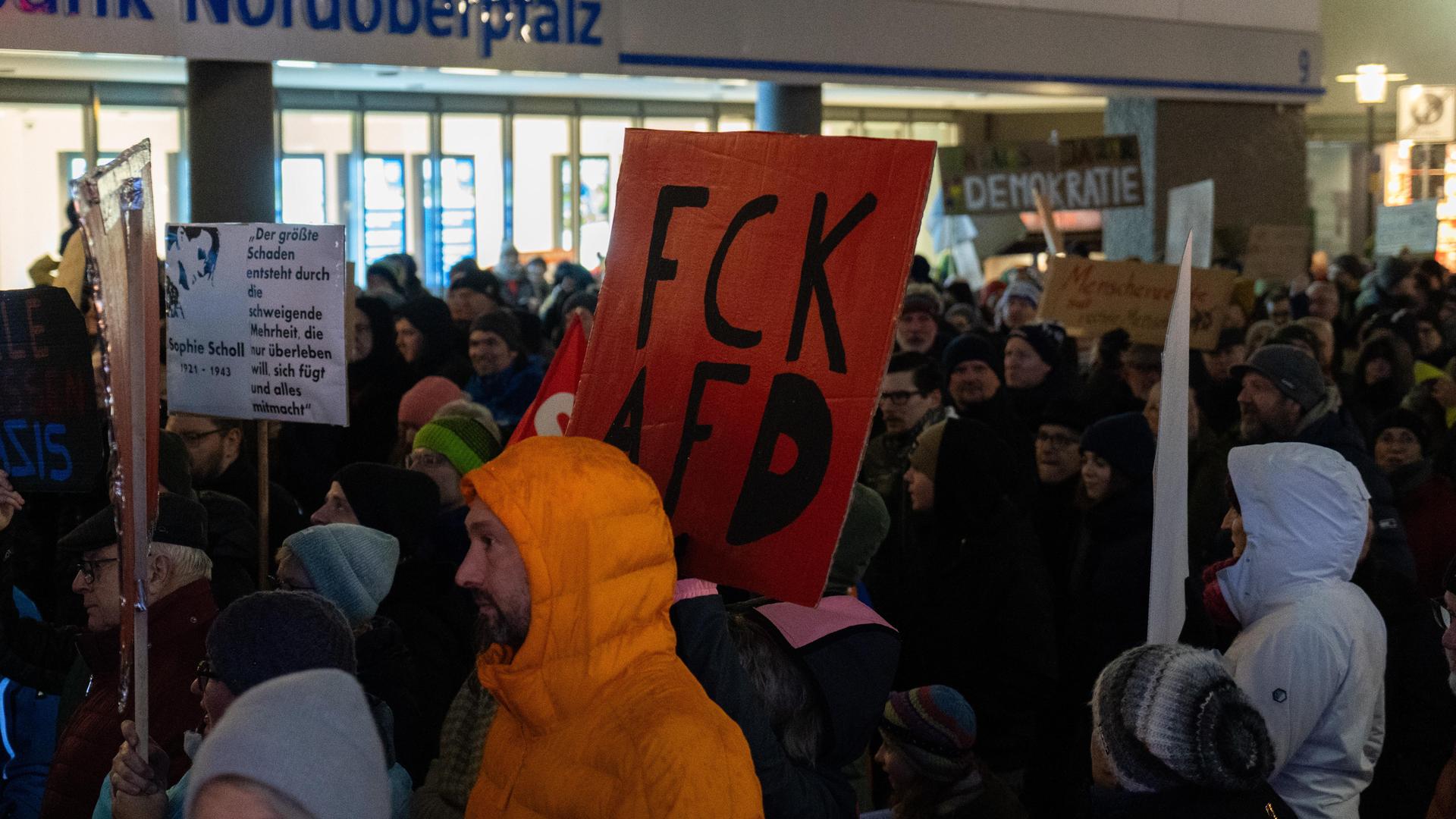 Bei der Demo gegen Rechts haben sich tausende Menschen zu einem Protestmarsch durch Weiden versammelt. (Bild: knz)