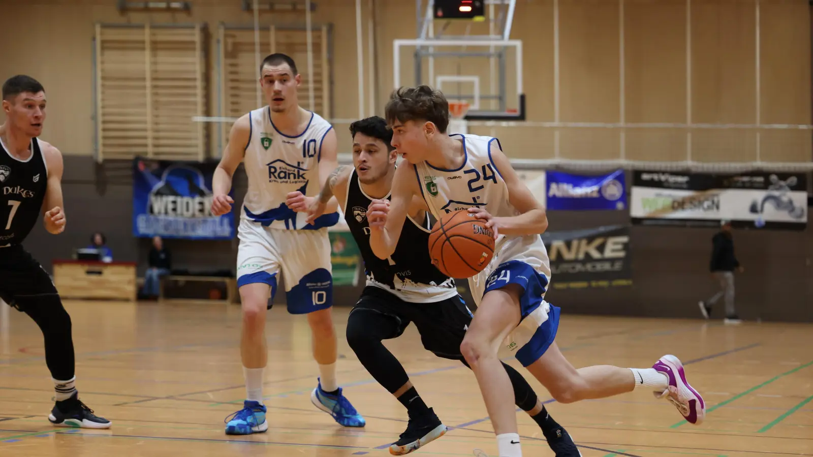 Yannik Zupfer (rechts) spielte auch in dieser Saison als Jugendlicher in der Bayernliga-Mannschaft der SEC-Baskets Weiden. (Bild: Dieter Jäschke)