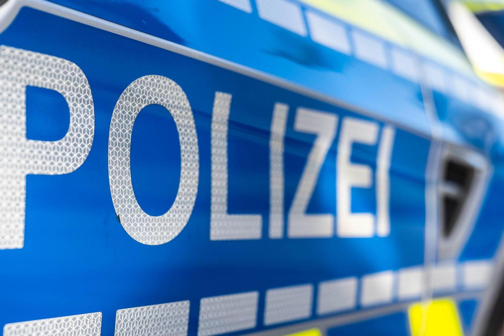 Eine 20-Jährige ist in Weiden zweimal beim Ladendiebstahl erwischt worden.  (Symbolbild: David Inderlied/dpa)