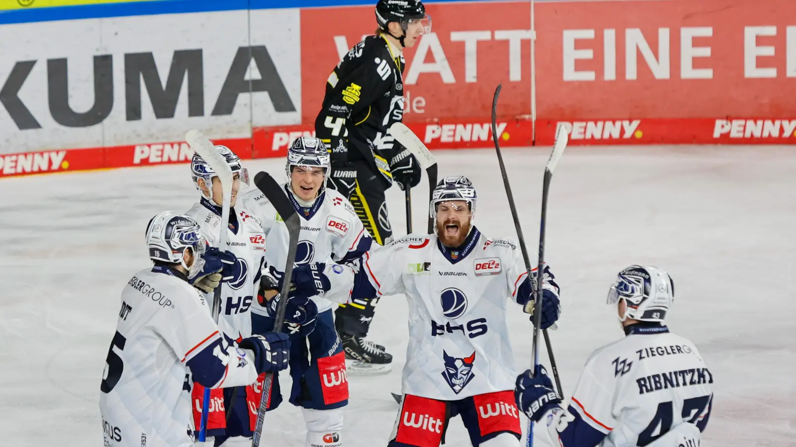 Die Blue Devils Weiden bejubelten den ersten Sieg im Play-off-Viertelfinale bei den Krefeld Pinguinen. (Bild: samla.de)