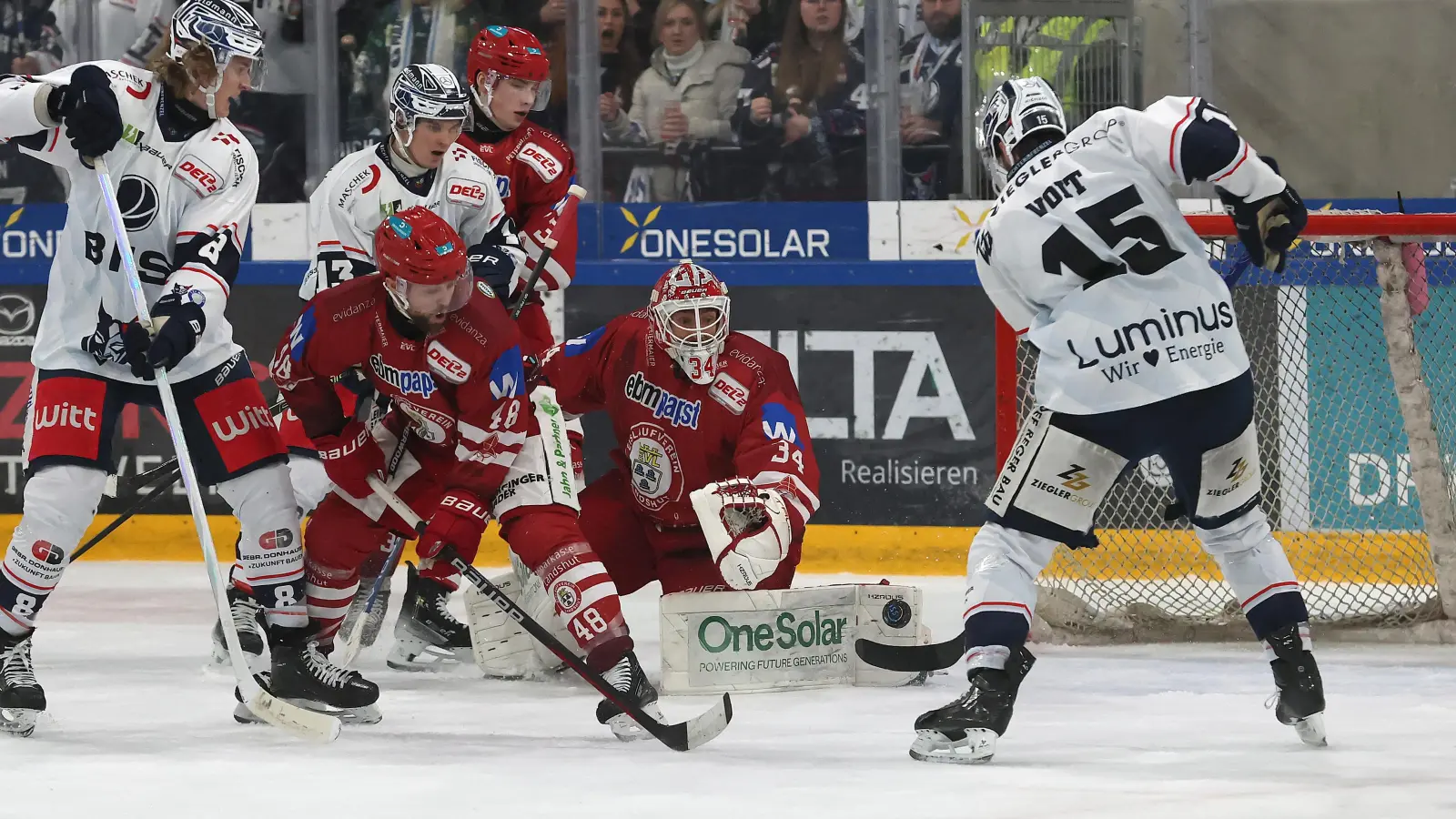 Fabian Voit (rechts) trifft in dieser Szene zum zwischenzeitlichen 2:1 für die Blue Devils Weiden. Am Ende siegte der Aufsteiger mit 3:2 beim EV Landshut. (Bild: Christine Vincon)