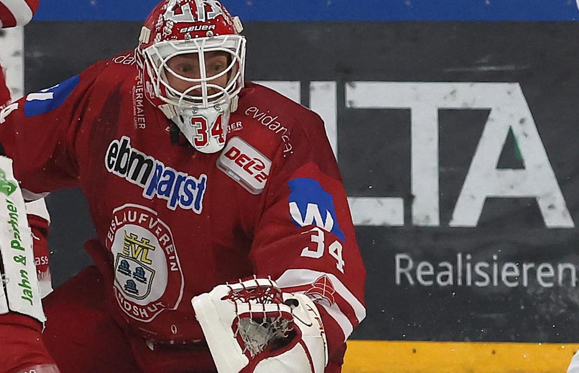 Fabian Voit (rechts) trifft in dieser Szene zum zwischenzeitlichen 2:1 für die Blue Devils Weiden. Am Ende siegte der Aufsteiger mit 3:2 beim EV Landshut. (Bild: Christine Vincon)