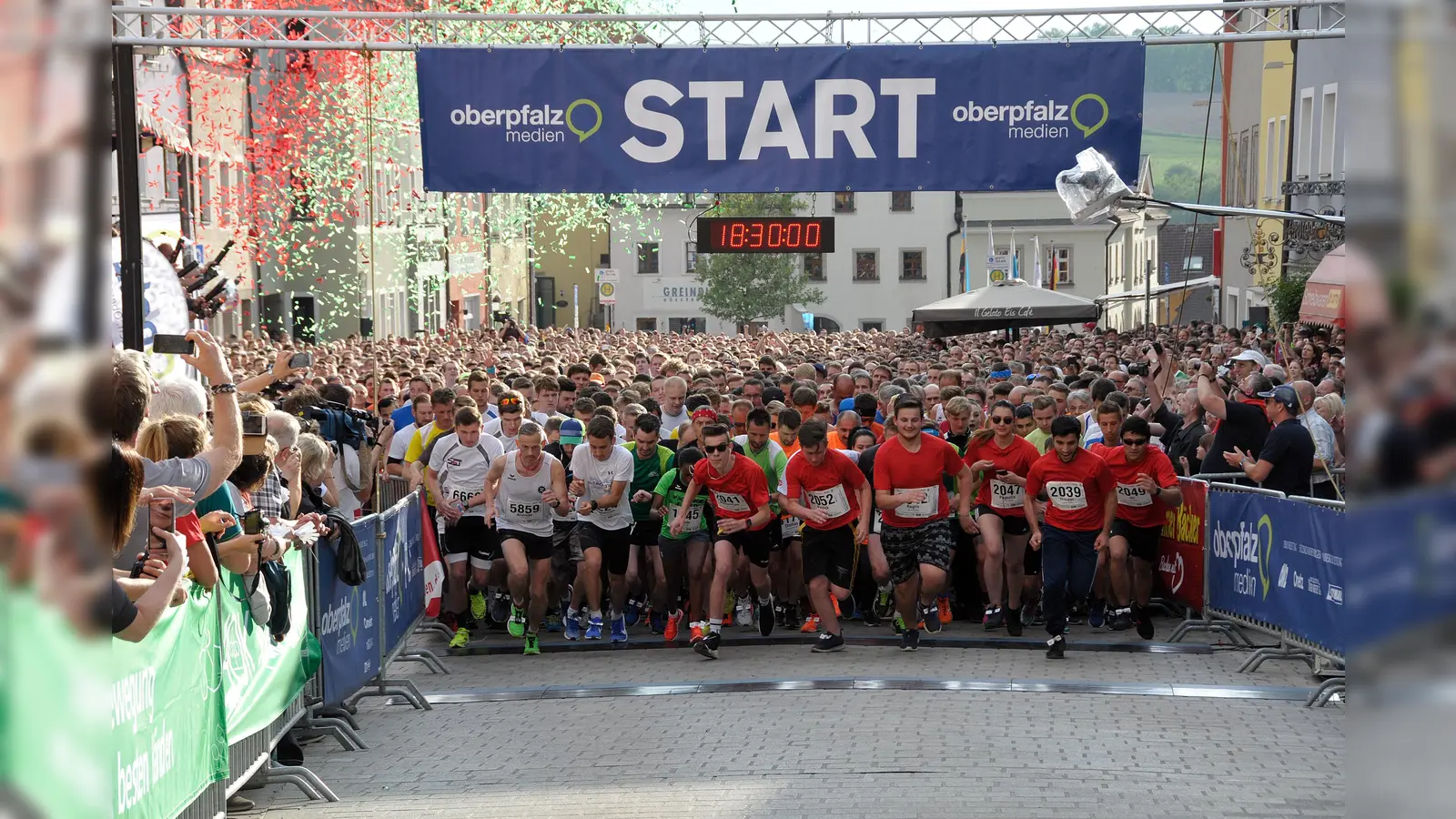 Beim NOFI-Lauf 2018 in Neustadt/WN gingen rund 7000 Läufer an der Start. (Archivbild: Digitaldesk (Alexander.Unger@derneuetag.de, alexander.unger@oberpfalzmedien.de))