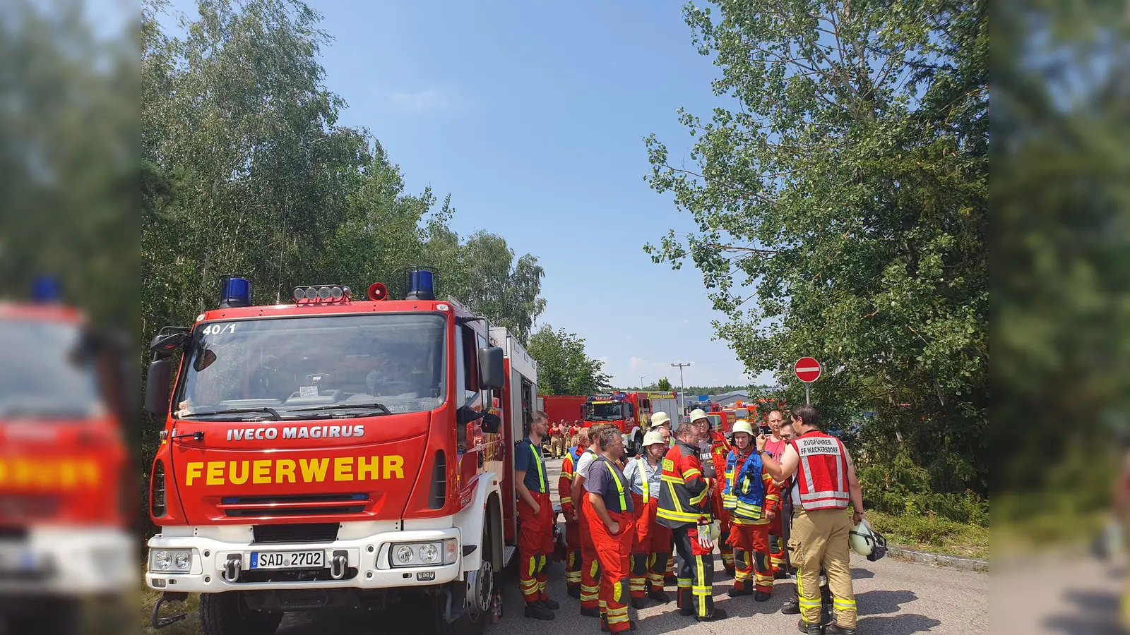 Rund 150 Kräfte der Feuerwehren aus dem Umkreis rückten an.  (Bild: Hösamer)