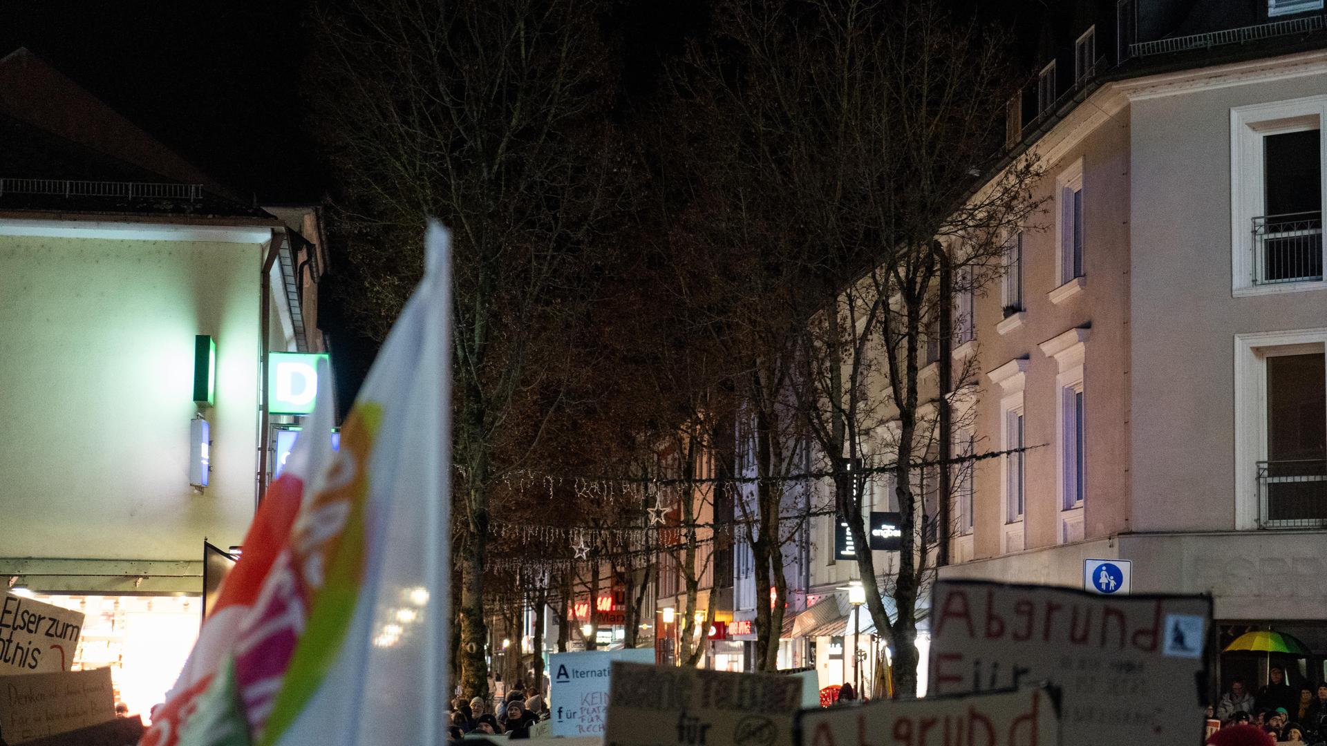 Bei der Demo gegen Rechts haben sich tausende Menschen zu einem Protestmarsch durch Weiden versammelt. (Bild: knz)