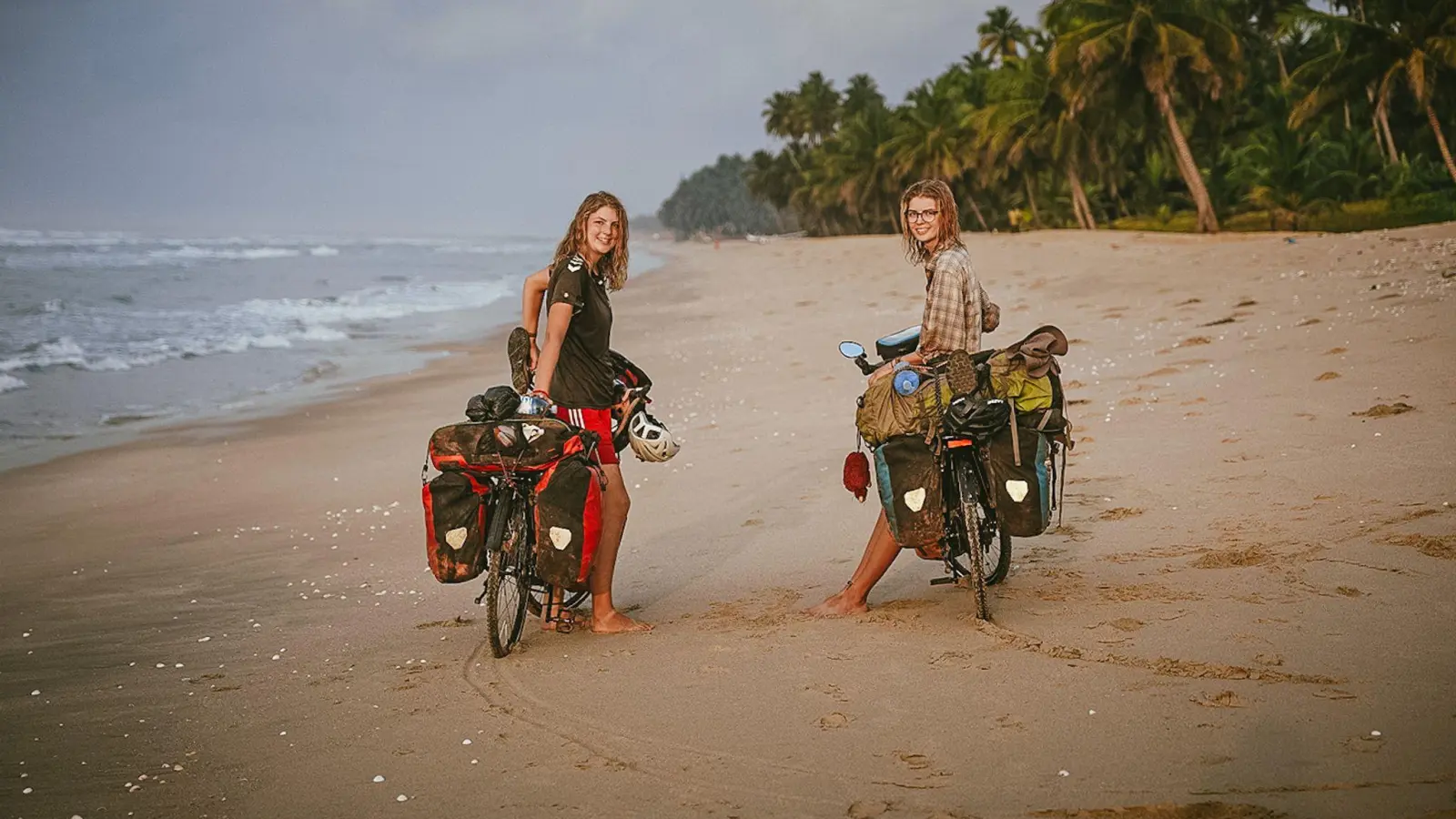 Hannah (links) und Greta Schröder an einem Strand in Ghana. (Bild: Hannah Schröder/dpa)