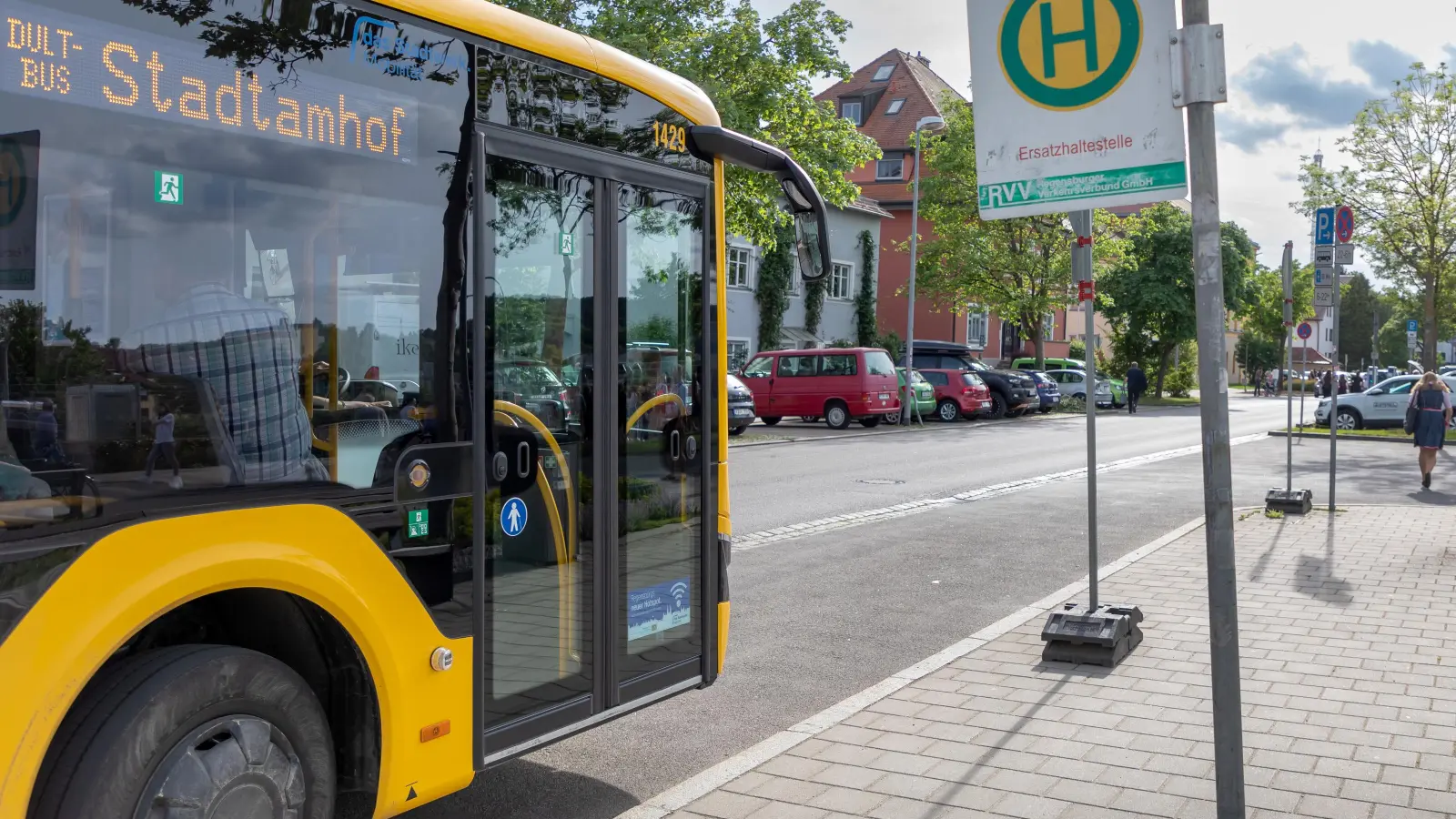 Der Dultbus bringt die Besucher vom Hauptbahnhof Regensburg zur Herbstdult und wieder zurück (Bild: Hanno Meier)