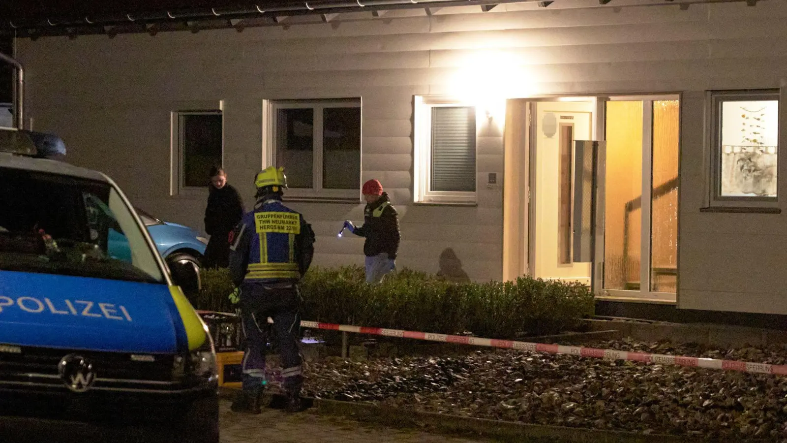 Die Polizei sichert den Tatort rund um das Haus des Tatverdächtigen. Bei einer Waffenkontrolle in der Oberpfalz sind eine Mitarbeiterin und ein Mitarbeiter des Landratsamts Neumarkt erschossen worden. (Bild: Tizian Gerbing/dpa)