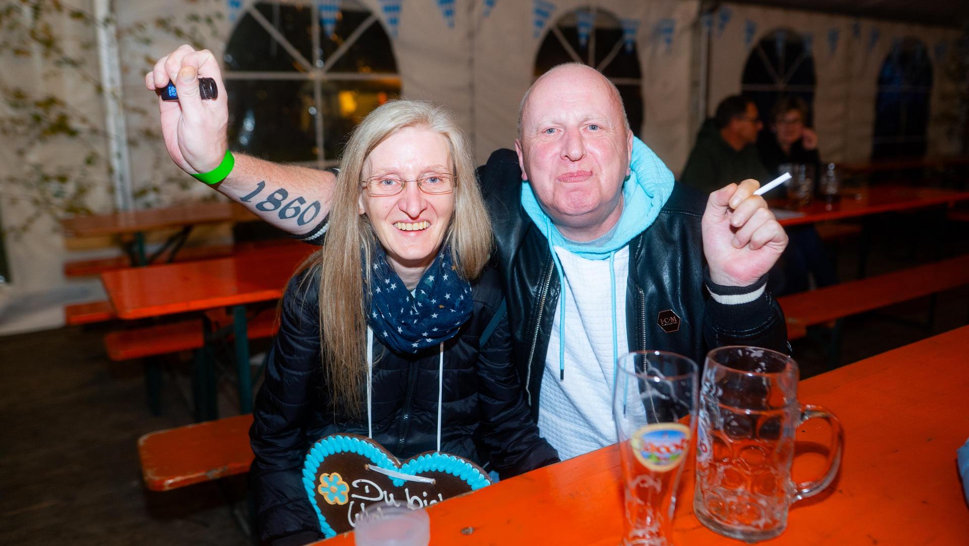 Am Samstag feierte die DJK Weiden Kirchweih am Flutkanal. Für Stimmung sorgte die Band „Dei vo Gestern”. (Bild: Hannes Stock)