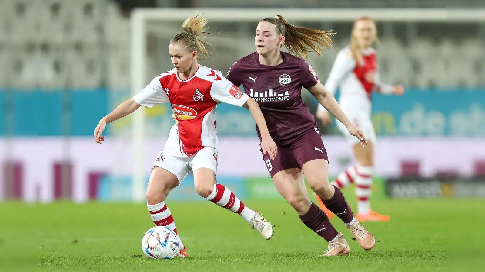 Laura Donhauser (1. FC Koeln) und die Erdingerin Ramona Maier (SGS Essen 19/68) im Zweikampf (Bild: Oliver Kaelke/dpa)