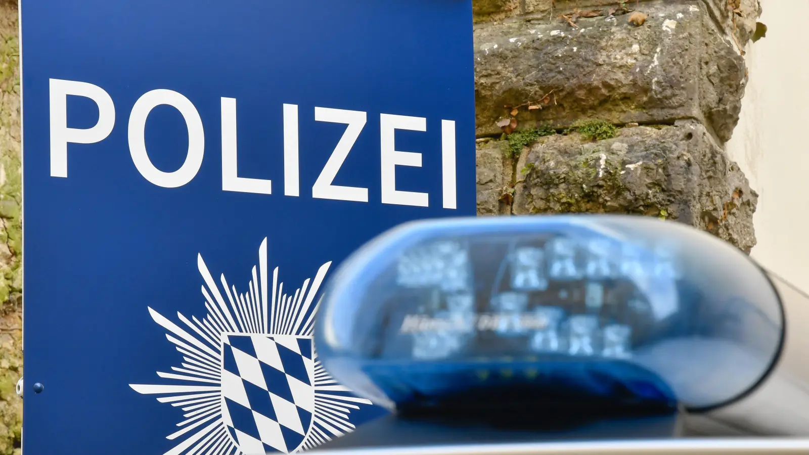 In Weiden wurde ein geparkter Opel beschädigt. Die Polizei sucht nach Zeugen. (Bild: Petra Hartl)