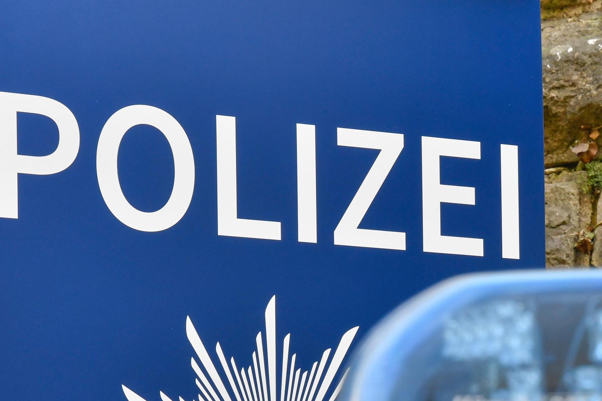 Ein 24-Jähriger soll in Weiden mehrere Bierdosen gestohlen und bei der Flucht sein Handy verloren haben. (Symbolbild: Petra Hartl)