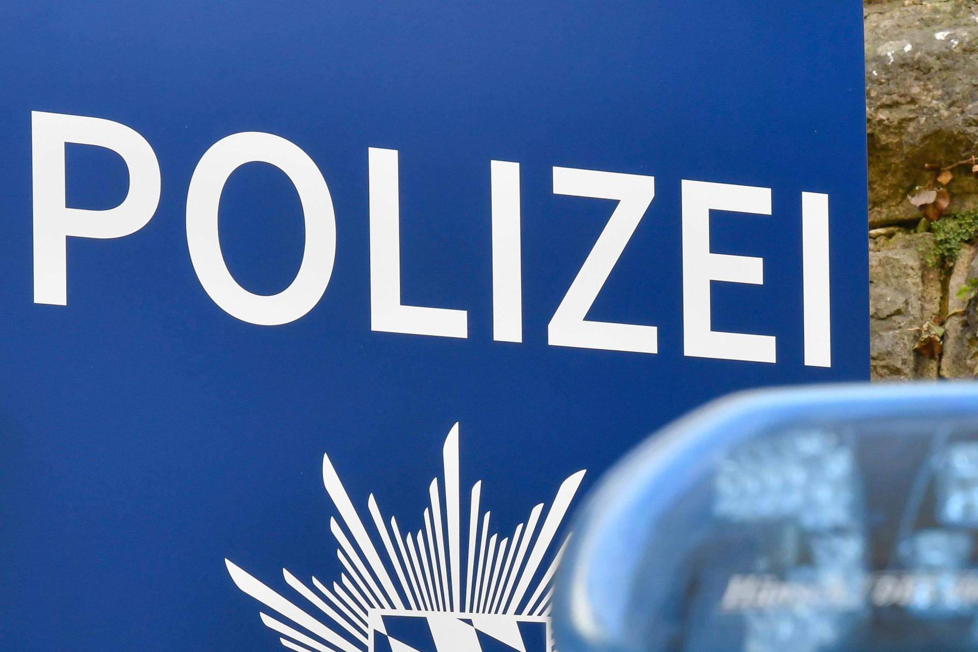 Ein Fahrzeug wurde in Eschenbach beschädigt. Die Polizei sucht Zeugen. (Symbolbild: Petra Hartl)