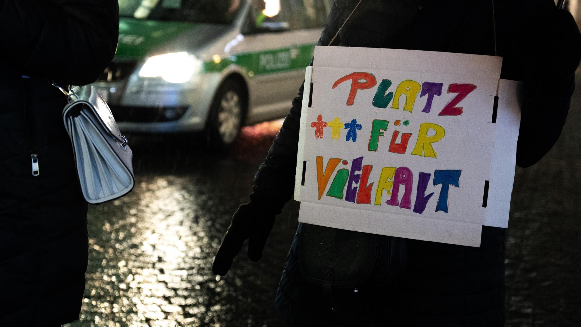 Bei der Demo gegen Rechts haben sich tausende Menschen zu einem Protestmarsch durch Weiden versammelt. (Bild: knz)