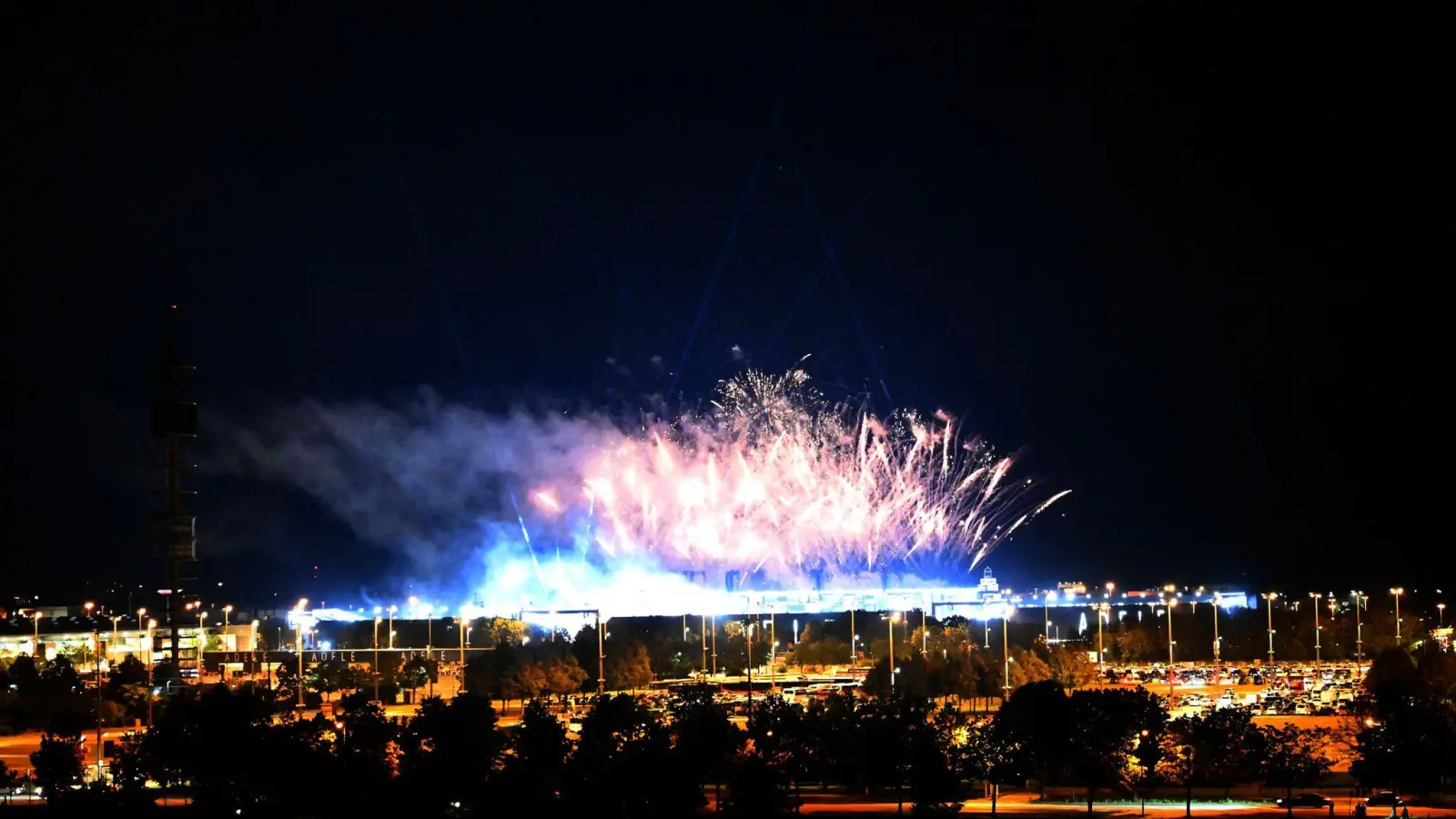 Adele lässt es krachen: Ein Feuerwerk zum Abschied (Bild: Felix Hörhager/dpa)