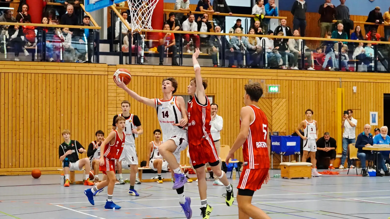 Die Witt Oberpfalz Hunters (weiße Trikots, Szene aus einem früheren Spiel) müssen nach dem Jahreswechsel in der heimischen Realschulturnhalle in Weiden gegen die Young Tigers Tübingen ran.  (Archivbild: ref)