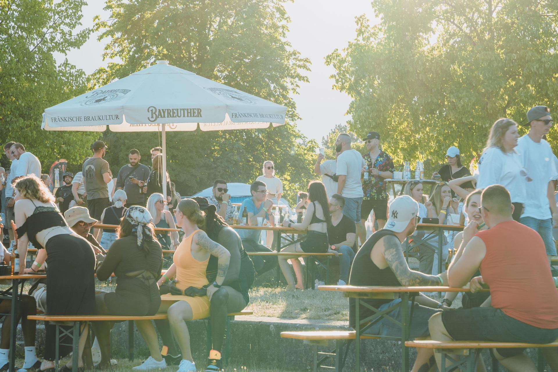 Shisha, Drinks und guter Hip-Hop. So war&#39;s am Hip-Hop BBQ in Amberg.  (Bild: Denise Helmschrott)