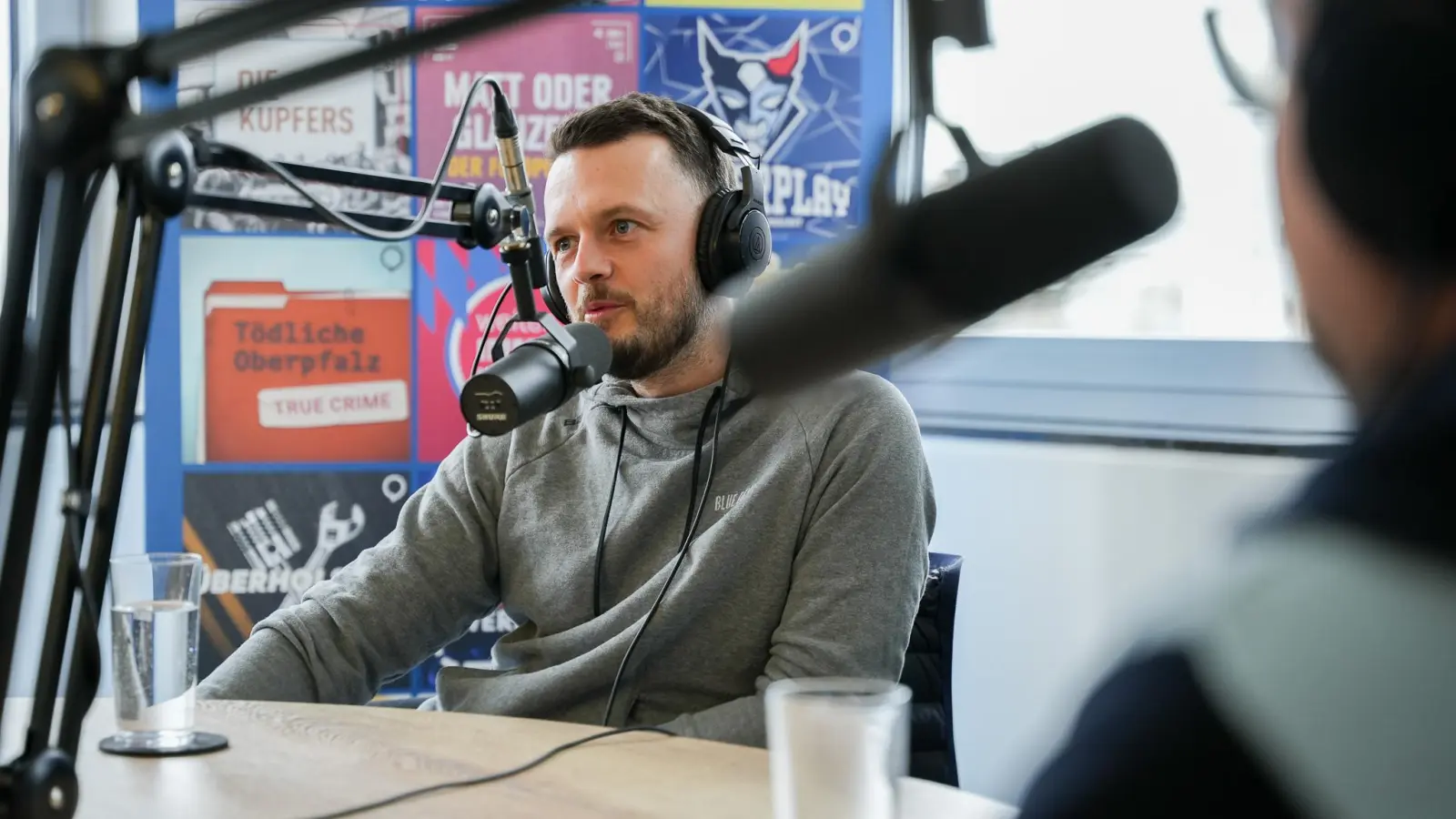 Zusammen mit dem Stadionsprecher der Blue Devils, Stefan Nörl und Christian Kaminsky sprechen Tom Webel und Max Schlötter in der neuen Folge „Powerplay” über die Reise der Devils in den (Pre)-Play-offs.  (Bild: Marco Meier)