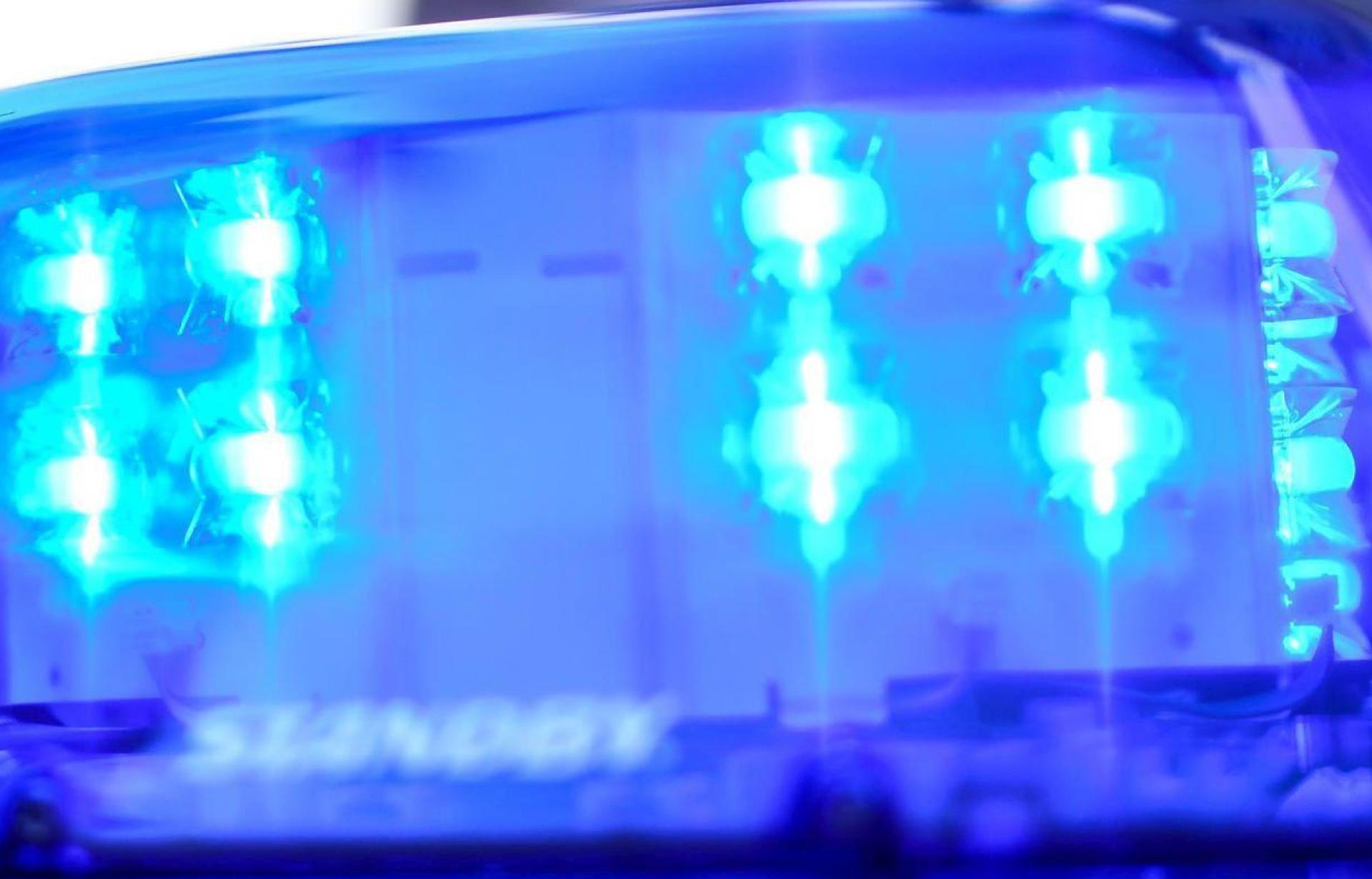 Ein Mann lief in Lappersdorf mit einem Messer umher.  (Symbolbild: Patrick Seeger/dpa)