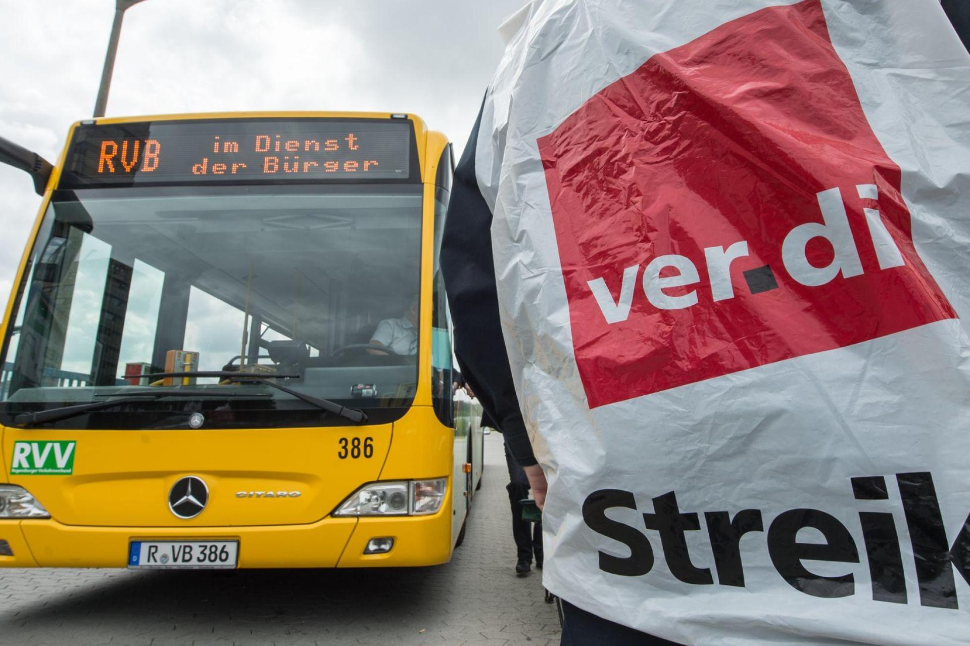 Am 14. April ruft die Gewerkschaft ver.di in mehreren bayerischen Städten zum Streik im öffentlichen Nahverkehr auf - auch in Regensburg. (Archivbild: Armin Weigel/dpa)