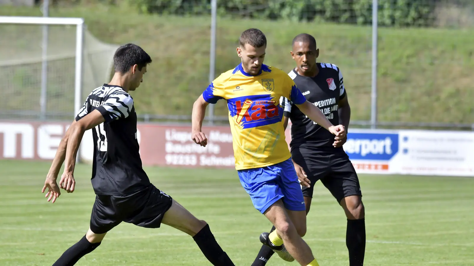 Mateo Lovrinovic (Mitte, hier noch im Trikot des TuS Schnaittenbach) läuft ab der Winterpause für den SC Luhe-Wildenau auf.  (Archivbild: Hubert Ziegler)