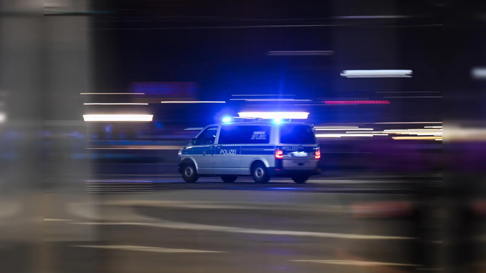 Polizei Illustration<br><br>Ein E-Scooter-Sturz in Kümmersbruck hat für den Fahrer ziemliche Folgen.  (Symbolbild: Robert Michael)