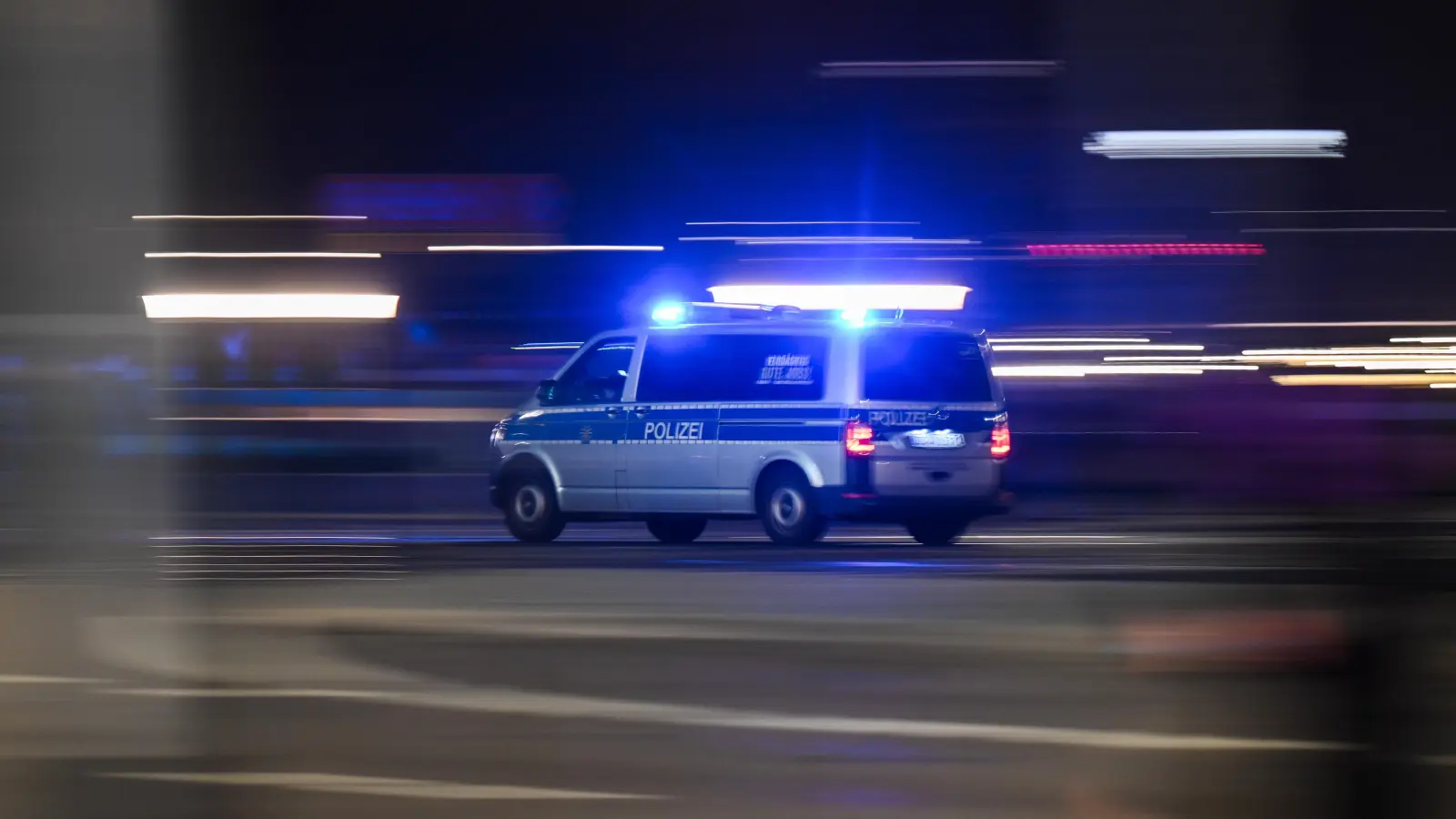 Ein filmreife Verfolgungsfahrt lieferte sich die Polizei am Wochenende mit einem jungen BMW-Fahrer in Grafenwöhr, Eschenbach und Kemnath. (Symbolbild: Robert Michael/dpa)