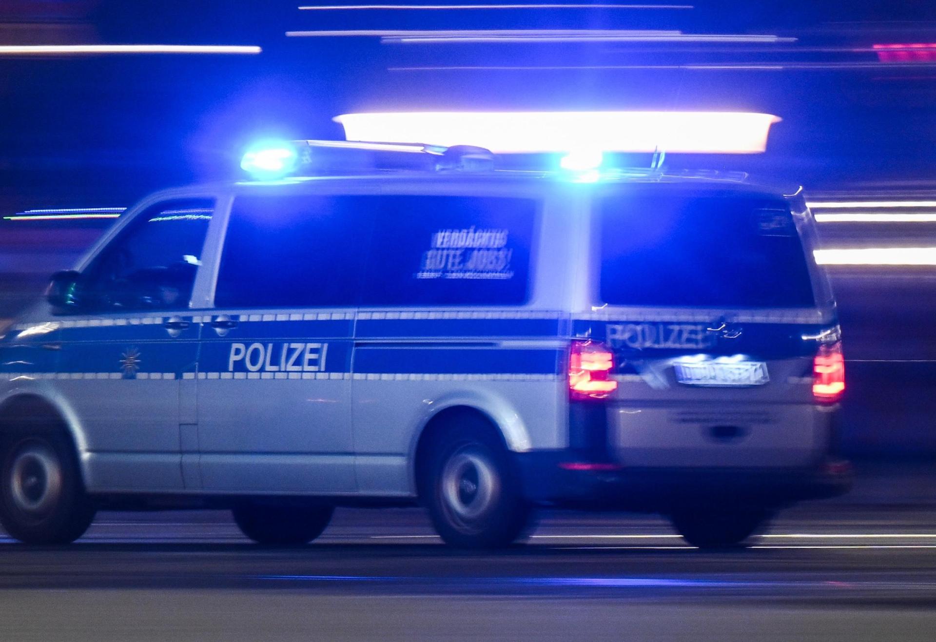 Ein filmreife Verfolgungsfahrt lieferte sich die Polizei am Wochenende mit einem jungen BMW-Fahrer in Grafenwöhr, Eschenbach und Kemnath. (Symbolbild: Robert Michael/dpa)