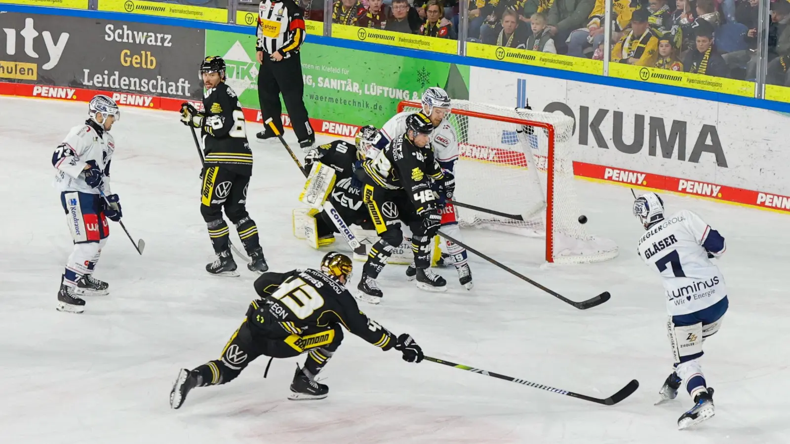 Kein Tor: Luca Gläser (rechts) von den Blue Devils Weiden verfehlt in dieser Szene das Tor der Krefeld Pinguine. (Bild: samla.de)